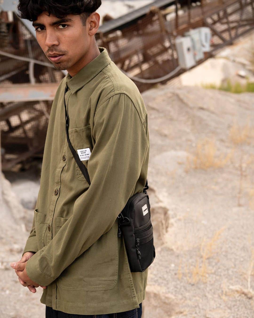 のインスタグラム：「DC SHOES 2020FALL  今季ブランドからリリースされたコンパクトサイズの縦型サコッシュは、メッシュポケットを配備し使い勝手も良く、タウンユースに最適。  #dcshoes #dc2020fall」