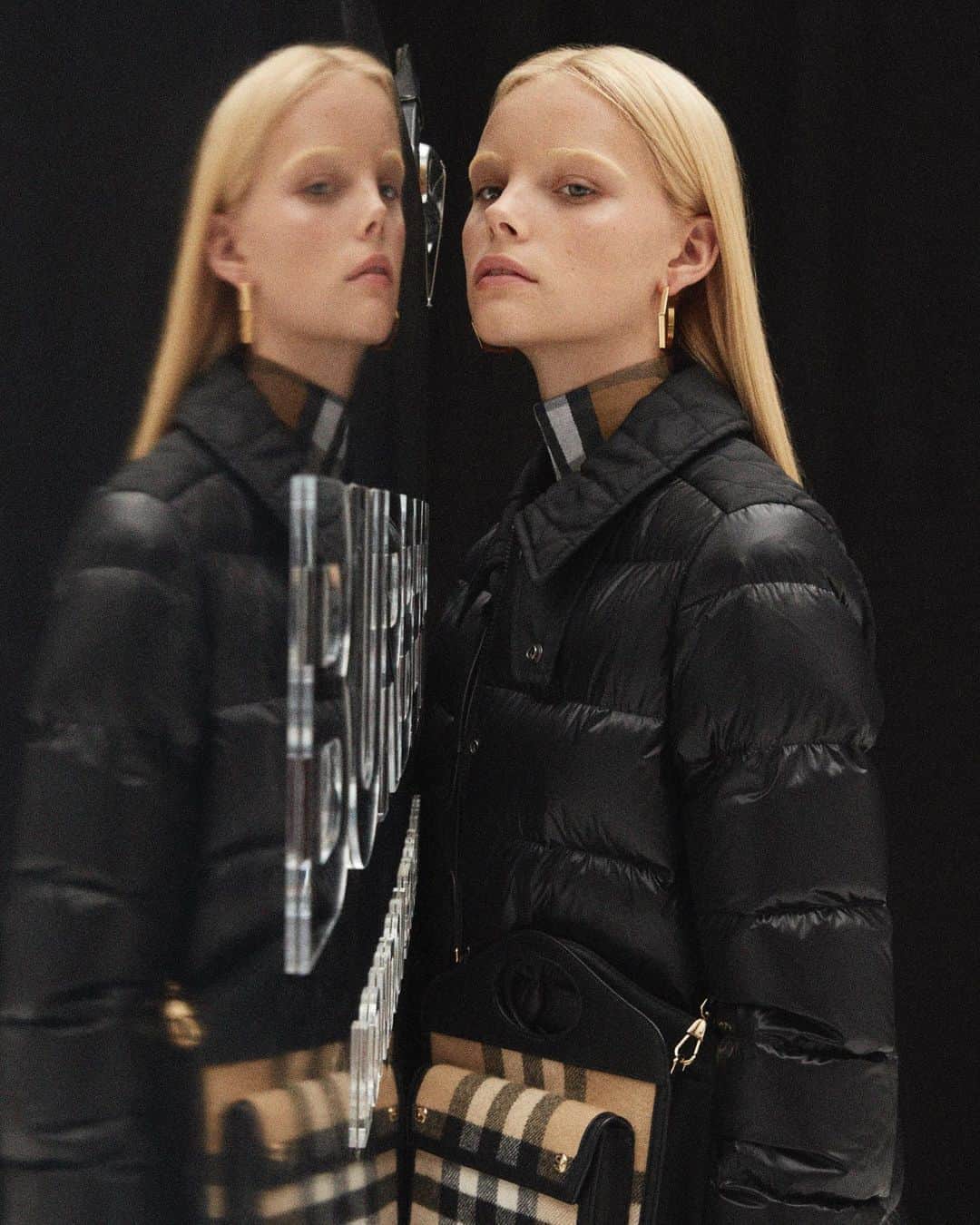 Burberryさんのインスタグラム写真 - (BurberryInstagram)「Top coat . Stand out in our high-shine puffer jacket, complete with contrasting diamond-quilted panels . #Burberry #BurberryAutumnWinter20」10月14日 23時07分 - burberry