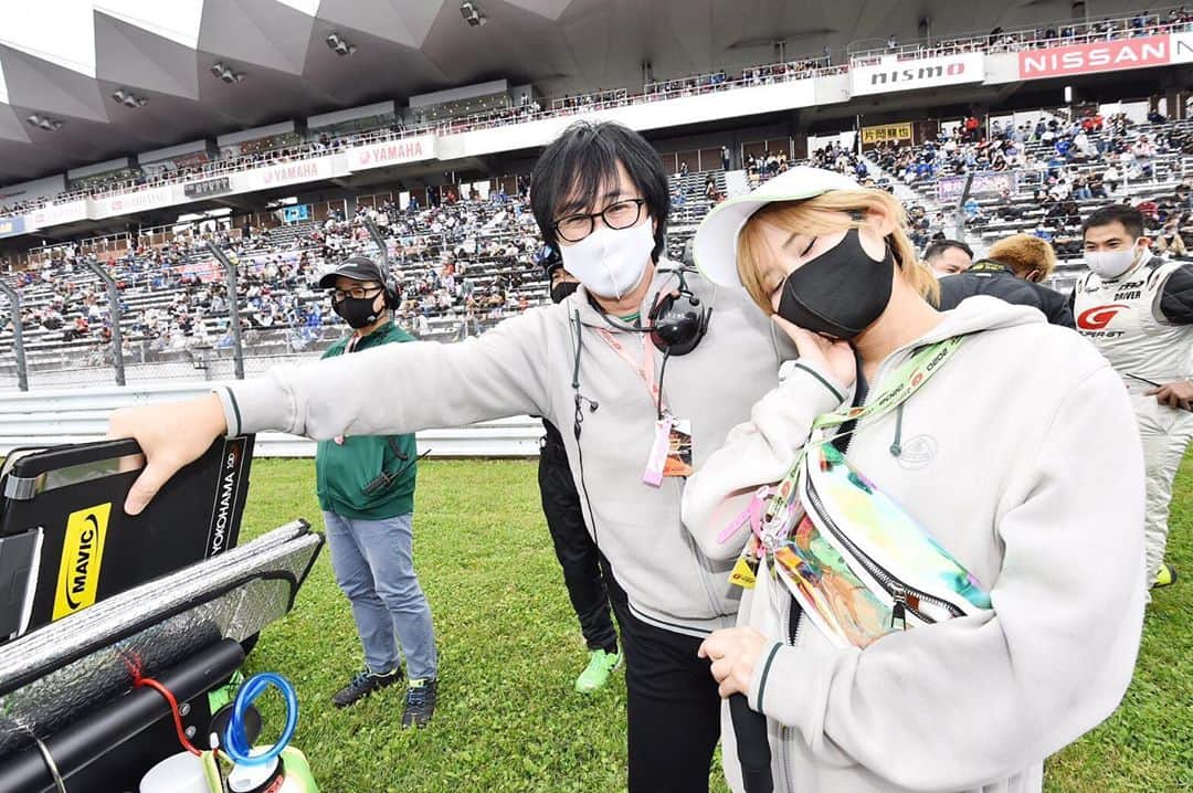 有馬綾香のインスタグラム：「カメラマンさんにカメラ向けられると何かしたくなる私です← どうもぱんです😂  本日配信された、 2号車のお喋り上手エンジニア しんたろさんのインスタライブ 『エヴォーラちゃんの休日』 観てくれたかな😂  まじで 『マニアック過ぎ！ え？なになに？！ ちょちょちょー！！！！』 って感じだったのは私だけではないはずww  まじで面白いので是非みてね こちらからどうぞ💁‍♀️ @lotusjapan_lci」