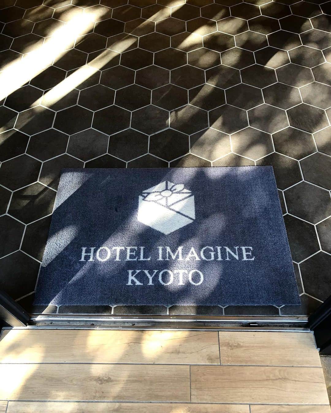 yukaさんのインスタグラム写真 - (yukaInstagram)「今回の京都旅行は、 こちらの「ホテルイマジン京都」にお世話になりました♪ 2020.10/12.13 ・ オーナーの村上さん、 とっても素敵‼︎ 若くして経験豊富な人脈もあるお方だなと。 お会いしてお話し出来て良かったです。 旅を京都を楽しんでもらいたいという気持ちが 伝わりました☺︎ ・ そんなホテルイマジン京都は、 京都駅(新幹線側)から徒歩7〜8分(私の足で) 和モダンスタイルホテル。 バストイレ別で(←ここやっぱり◎) 広々としたお部屋。 ベッドはダブルサイズ！ 寝相が悪くても平気ー。 (いや、私は良いですけどね) ・ 女性に嬉しいヘアビューロンのドライヤーに、高級美顔器Refaの貸し出しもあり、旅の疲れを癒す手助けにも✨ コロコロの冷たさと大きさがとっても気持ちよかったー♪ ・ あと1階共有フロアには、ここでも楽にくつろげるスペースになっていてバルミューダの調理器具も揃っていて利用出来るんですよ🥐 ・ 今はコロナ禍もあって、国際的な観光地でもある京都に観光客が少ないです。平日だったから特にかな？外国人観光客もほぼいないしね。 私的には混雑せずにのんびりマイペースに回れたのでとても良かったのですが、やはり観光業界は大変なんだろうなと感じました。 ・ ホテルイマジン京都は、泊まれば誰かに紹介したくなるホテルです♪ ソーシャルディスタンスで健康管理にしっかり気をつければ、そんな怖がることもなく旅行も出来ると感じました☺︎ (あくまでも個人的な意見です) ・ @imaginekyoto  #ホテルイマジン京都 #hotelimaginekyoto  #imaginekyoto #京都旅行 #京都ホテル #京都旅 #japan_vacations  #japantravel  #travelgram  #travelphotography  #kyotojapan  #kyoto #kyototrip #オレいる」10月14日 23時09分 - yuka_ff
