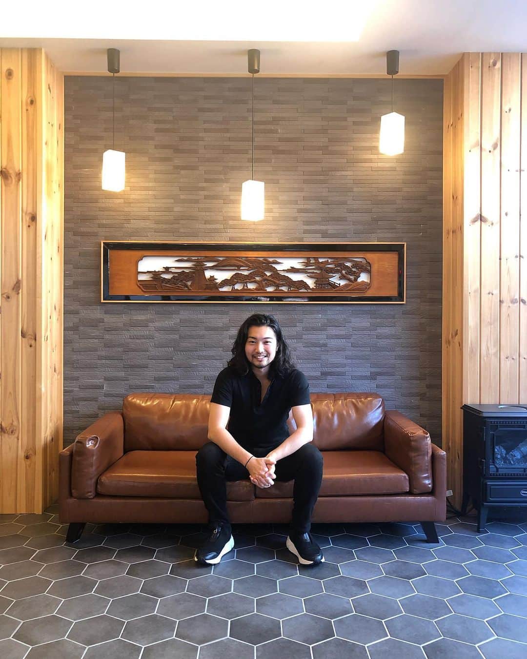 yukaのインスタグラム：「今回の京都旅行は、 こちらの「ホテルイマジン京都」にお世話になりました♪ 2020.10/12.13 ・ オーナーの村上さん、 とっても素敵‼︎ 若くして経験豊富な人脈もあるお方だなと。 お会いしてお話し出来て良かったです。 旅を京都を楽しんでもらいたいという気持ちが 伝わりました☺︎ ・ そんなホテルイマジン京都は、 京都駅(新幹線側)から徒歩7〜8分(私の足で) 和モダンスタイルホテル。 バストイレ別で(←ここやっぱり◎) 広々としたお部屋。 ベッドはダブルサイズ！ 寝相が悪くても平気ー。 (いや、私は良いですけどね) ・ 女性に嬉しいヘアビューロンのドライヤーに、高級美顔器Refaの貸し出しもあり、旅の疲れを癒す手助けにも✨ コロコロの冷たさと大きさがとっても気持ちよかったー♪ ・ あと1階共有フロアには、ここでも楽にくつろげるスペースになっていてバルミューダの調理器具も揃っていて利用出来るんですよ🥐 ・ 今はコロナ禍もあって、国際的な観光地でもある京都に観光客が少ないです。平日だったから特にかな？外国人観光客もほぼいないしね。 私的には混雑せずにのんびりマイペースに回れたのでとても良かったのですが、やはり観光業界は大変なんだろうなと感じました。 ・ ホテルイマジン京都は、泊まれば誰かに紹介したくなるホテルです♪ ソーシャルディスタンスで健康管理にしっかり気をつければ、そんな怖がることもなく旅行も出来ると感じました☺︎ (あくまでも個人的な意見です) ・ @imaginekyoto  #ホテルイマジン京都 #hotelimaginekyoto  #imaginekyoto #京都旅行 #京都ホテル #京都旅 #japan_vacations  #japantravel  #travelgram  #travelphotography  #kyotojapan  #kyoto #kyototrip #オレいる」