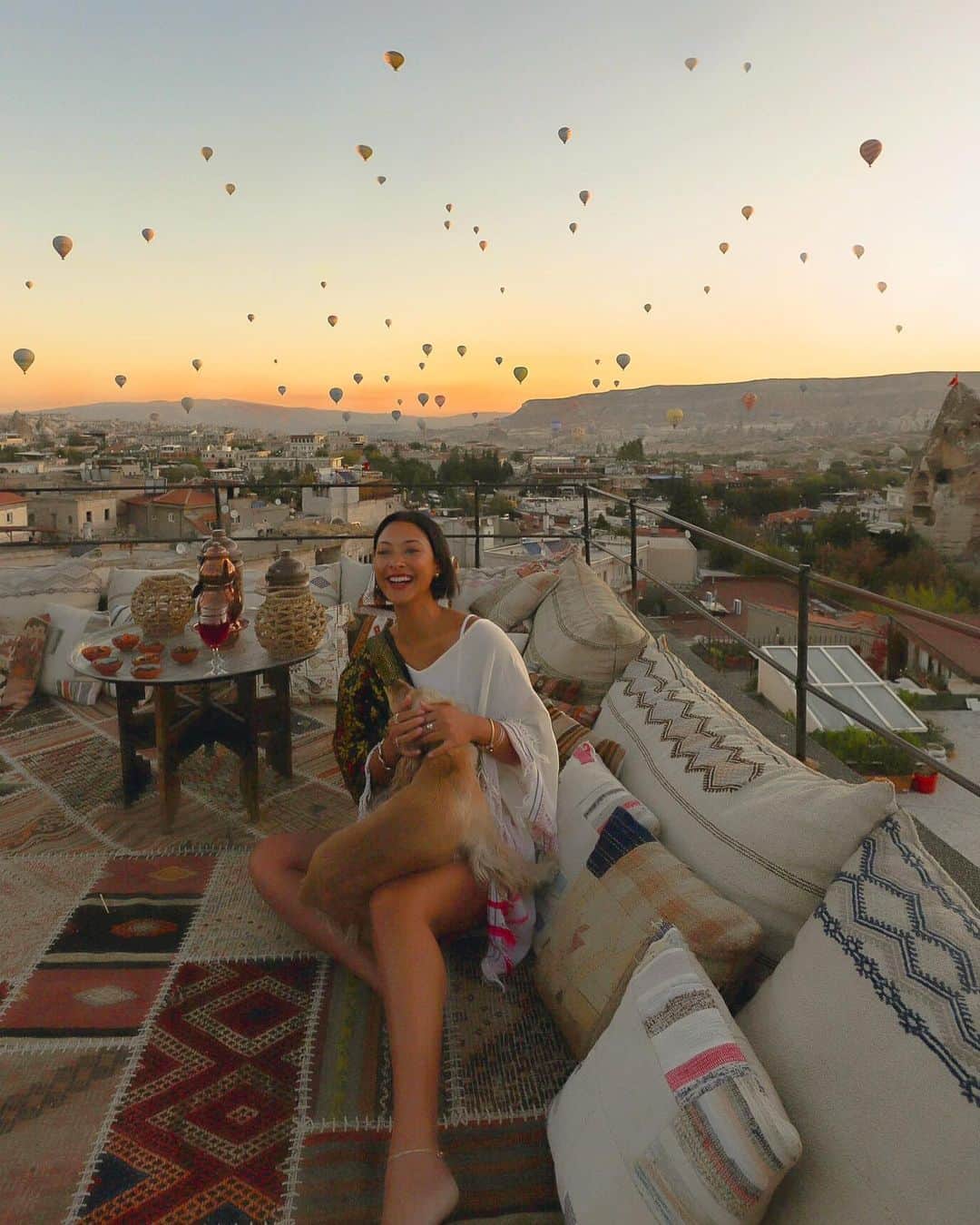 ジョーディン・テイラーのインスタグラム：「Sunrise kisses from the @henna_hotel mascot, Latte. 💛🇹🇷」
