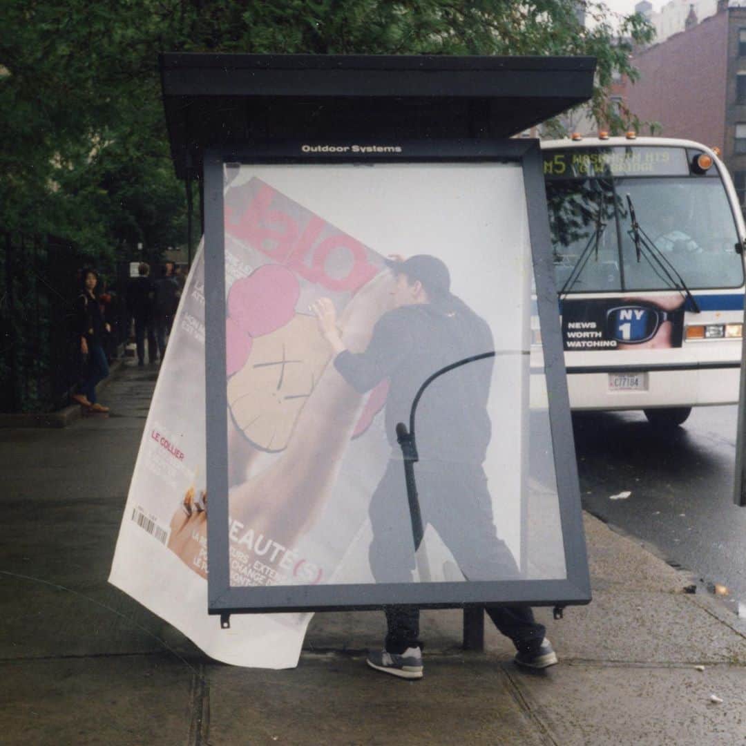 KAWSONEさんのインスタグラム写真 - (KAWSONEInstagram)「When the bus is pulling up and you have no choice but to continue.... #KAWS #1999 putting ads i stole in #paris into #nyc bus shelters during the #daytime」10月14日 23時12分 - kaws