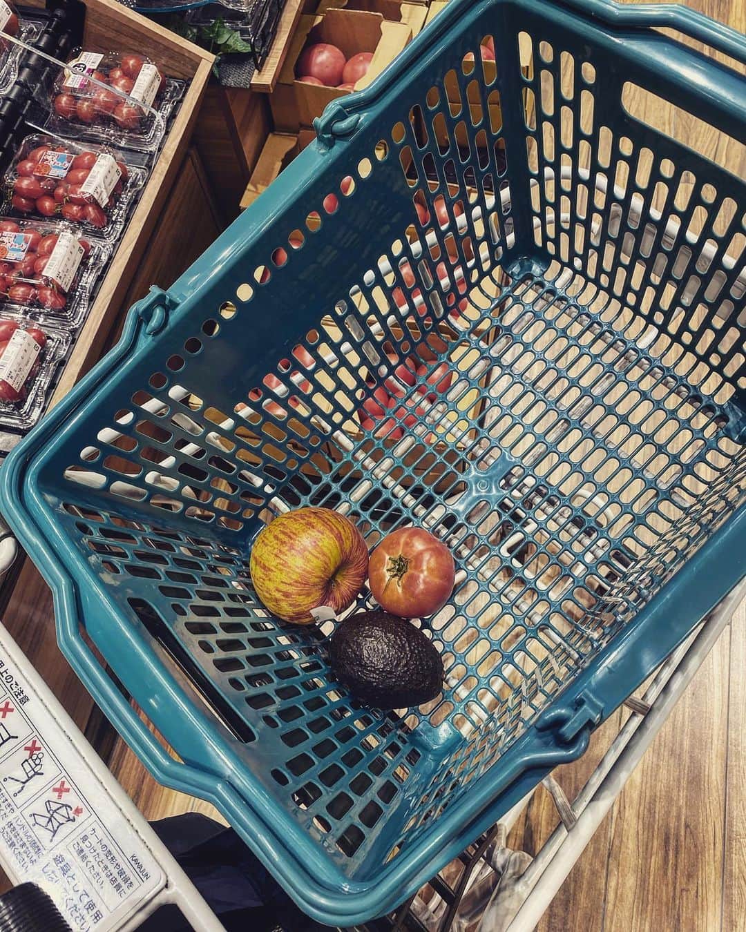 川口レイジさんのインスタグラム写真 - (川口レイジInstagram)「✌︎   食べていくぅ  #apple #avocado  #tomato」10月14日 23時22分 - reiji.k.official