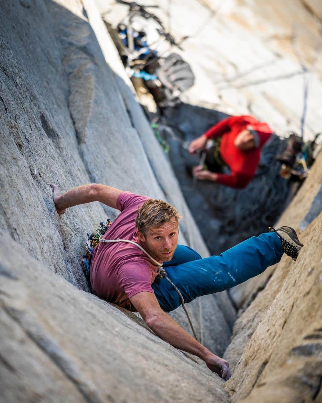 トミー・コールドウェルのインスタグラム：「I usually carve out October and November as my “Superbowl Season” for climbing. I tell people that it would take an act of god to keep me off the rocks during these months. But this year there is one thing that I am prioritizing over climbing: getting people out to vote! I believe there has never been a more important election. Climate change and the future of democracy are on the ballot and voting is our sharpest tool.   Given the good climbing season I know that some of you have procrastinated making a plan, so please join me tonight at 5pm PST. I will be hosting an Instagram live Q&A on the @patagonia handle with Justin Kwasa from the League of Conservation Voters @lcvoters. We will discuss last minute strategies for making sure you get your vote in and that it is counted. As climbers, we know that sending depends on preparation and trying hard. Let’s bring that mentality to the ballot box.   If you have any questions that you would like Justin and I to answer, please comment  below.⁠   Photo: Austin Siadak @austin_siadak of my best send last October, fittingly named Passage to Freedom.」