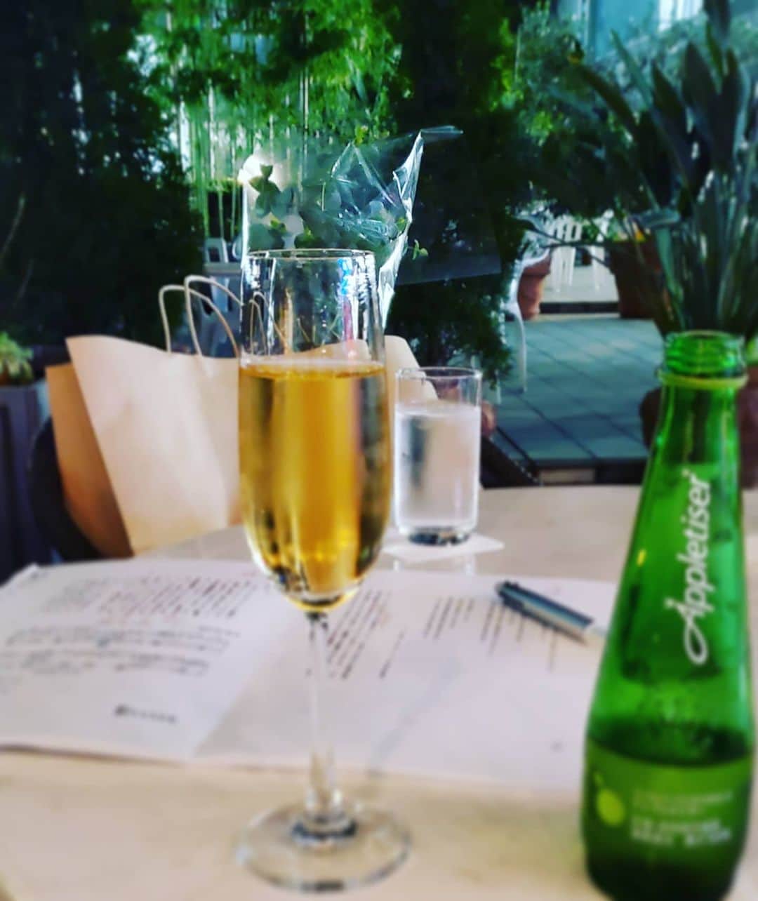 のインスタグラム：「よるしごと。 with Appletiser🍎」