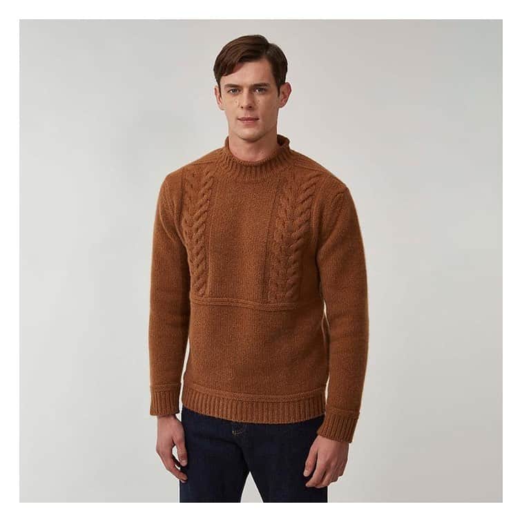 ギーブス&ホークスさんのインスタグラム写真 - (ギーブス&ホークスInstagram)「Our chunky mock neck sweater is knitted in London using superfine wool and alpaca blended yarn, which is soft, lightweight and warming in equal measure. In toffee, with a cable-knit pattern to the front and back, it's a timeless classic; perfect layered beneath a tweed jacket or one of this season's half-Raglan overcoats. . #GievesandHawkes #SavileRow #Tailoring #Cashmere #British #Style #AutumnWinter」10月14日 23時23分 - gieveslondon