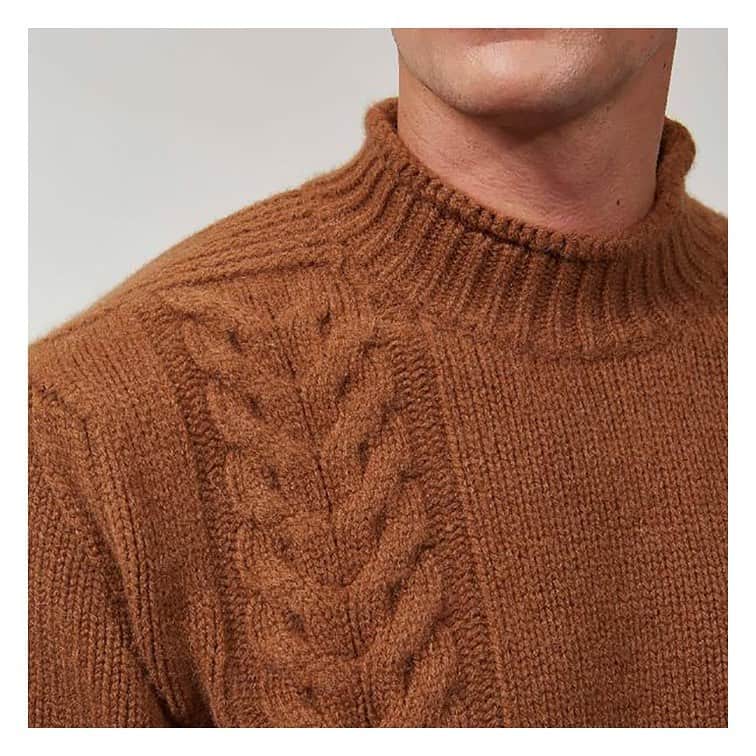 ギーブス&ホークスのインスタグラム：「Our chunky mock neck sweater is knitted in London using superfine wool and alpaca blended yarn, which is soft, lightweight and warming in equal measure. In toffee, with a cable-knit pattern to the front and back, it's a timeless classic; perfect layered beneath a tweed jacket or one of this season's half-Raglan overcoats. . #GievesandHawkes #SavileRow #Tailoring #Cashmere #British #Style #AutumnWinter」