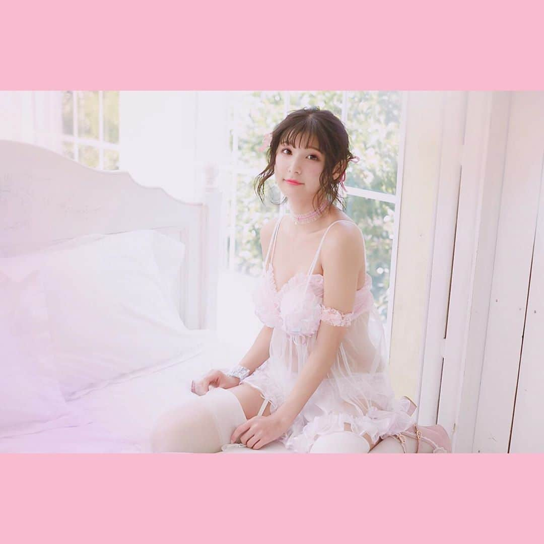 彩川ひなのさんのインスタグラム写真 - (彩川ひなのInstagram)「#きょうのハレンチボディ   はわー♡*° きょうも可愛いひなちゃんだよー♡”  ねぇねぇ*'ω'*！ みんなちゃんとっっ！！！  1st写真集 °+❤︎『LeaLea』❤︎+°  https://www.amazon.co.jp/Lea-%E5%BD%A9%E5%B7%9D%E3%81%B2%E3%81%AA%E3%81%AE/dp/4862562701  げっとしてるーー？*∩ω∩*♡  ひなちゃんの最高にして至高の写真集なのからちゃーんともってなきゃ、めっ！！ だよーーー*`･ω･´*♡  #グラビア #グラビアタレント #水着 #ランジェリー #ピンク #ふわふわ #ニーハイ #太もも #絶対領域 #甘々 #天使  #写真集 #ハワイ #lealea」10月14日 23時25分 - hinano_ayakawa