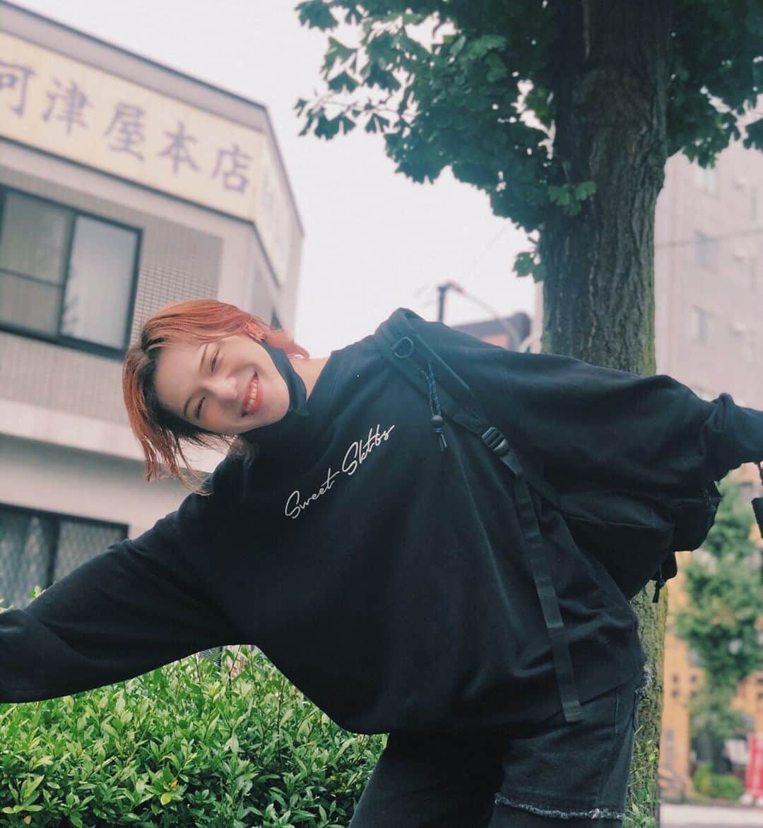 NAOPISのインスタグラム：「この間　@aland_jp  で買った @mainbooth のパンツ買って初おろしでかわいいからすごくワクワクしてた日🥺(あんまり写ってないw)﻿ ﻿ 衣替えもありきお洋服探検隊しないと！👚﻿ ﻿ わしは結構オンラインショッピングしてしまう派なのだけど...誰か一緒にお洋服買いに行こ🥺？﻿(切実) ﻿ では今日もいい夜を🌉✨  #左肩何かホコリついてるんだが」