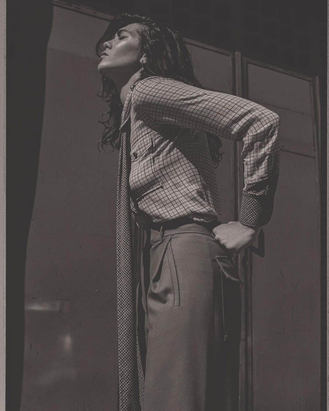 Vogue Españaさんのインスタグラム写真 - (Vogue EspañaInstagram)「La feminidad, libre y sin ataduras, se refleja en cada diseño de @chloe. En su última colección, @nramsaylevi, reflexiona sobre la idea de arte y comunidad; una magnífica prueba de su actual momento de madurez 🤎Descubre la entrevista completa a la directora creativa de la firma en #VogueOctubre ▪️Fotografía: @pepelobez ▪️Estilismo: @martabajoflecha ▪️Modelo: @steffyargelich ▪️Maquillaje y peluquería: @carmendejuan」10月14日 23時28分 - voguespain