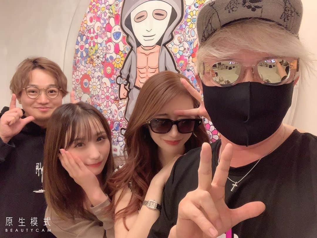 のインスタグラム：「最近ワイン勉強中と言っていた白仮面ちゃんのおうちで静岡の綺麗な気の利く女性と高い時計つけたままプールに飛び込んだりしてしまうイカれた女と宅飲みしました🍷 良いワインを楽しいお喋りしながら飲んでたらワイン勉強中の白仮面ちゃんがええからはよ飲めと言ってきたのと、キャビアをバカみたいな食べ方してたので、ソムリエの皆さんに飴細工の瓶で頭どついてもらおうと思います🍾 #YouTuber #ラファエル　さん #あんちゃん #伊藤愛真 ちゃん #はぎちゃんちゃんねる #ワイン #キャビア #もうええわぁ」