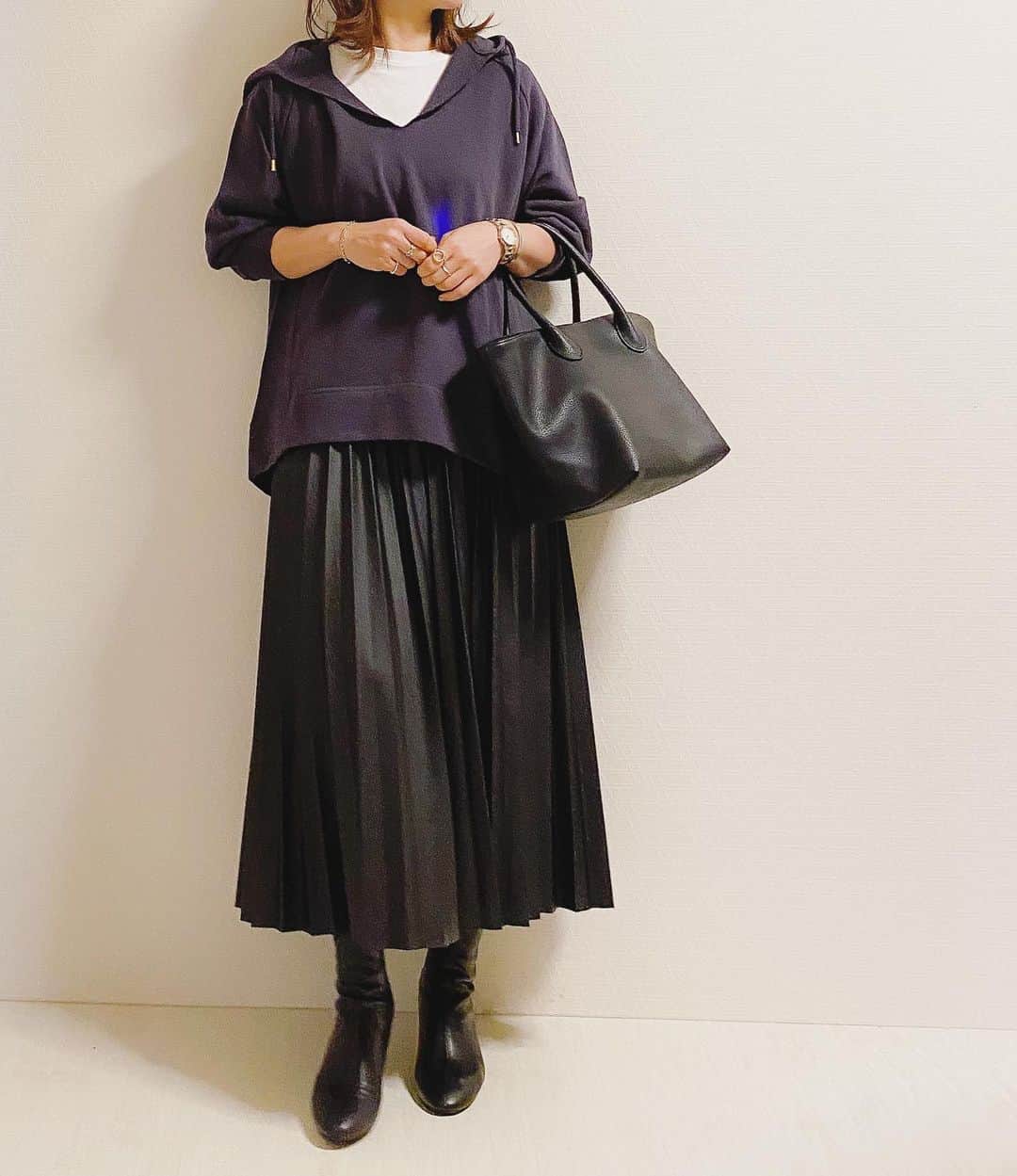 aiaiのインスタグラム：「スウェット好きにはツボ過ぎた sayaちゃんとHAPTICさんの フードプルオーバー✨ 広めにあいたVネックと ちょうど良い丈感と ゆったりシルエットで スカートとも相性が良い✨ カジュアルになり過ぎない 大人も着やすいスウェットです♡  @saya12253918  @omnes_web   #スウェットプルパーカ  #スウェット  #フードプルオーバー  コーデの詳細はブログに書いています ☟☟ http://s.ameblo.jp/aiai987654  #fashion#outfit#style#coordinate#instagood#ootd#pic#instapic#コーデ#コーディネート#スタイリング#プチプラコーデ#本日のコーデ#大人カジュアル#プチプラ  #カジュアル #ニット #アラフォー #アラフォーコーデ #アラフォーファッション#スカートコーデ#プリーツスカート #プリーツスカートコーデ #プリーツ#エコレザースカート #エコレザー #ブーツ」