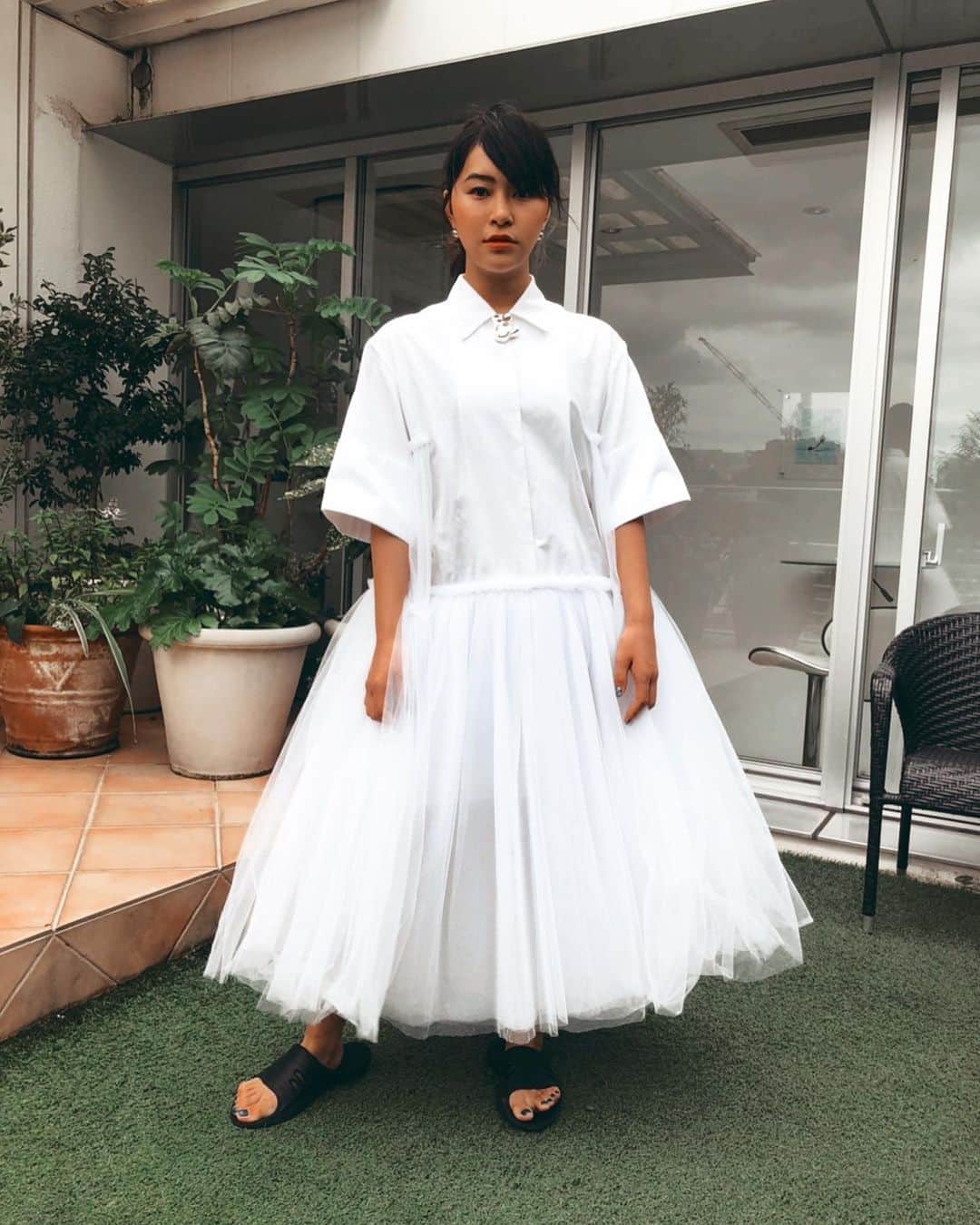 のインスタグラム：「. . . フワフワほわいと。 足すりっぱ、w . . . #フワフワ #白 #ホワイト #ドレス #ワンピース　 #顔編集した　#騙されるなよ #村上佳菜子 #kanakomurakami #figureskater #figureskating」