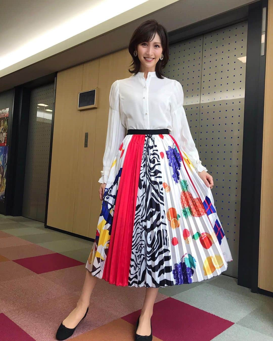 横山ルリカさんのインスタグラム写真 - (横山ルリカInstagram)「. #BSスーパーKEIBA 👗 #プリーツブラウス #スカート 共に #galanos_official @galanos_official  . いろんな柄が入ってるスカート✨ #🍎🍋🍊🍇🍍🍑  #🦓🦓🦓」10月14日 14時40分 - rurika_yokoyama_official