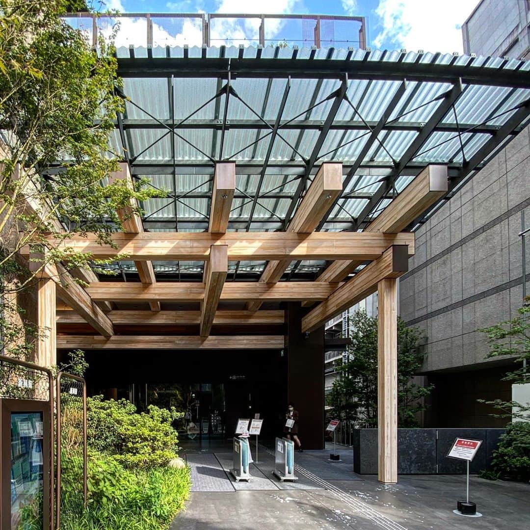 伊藤瑞貴建築設計事務所のインスタグラム：「今日は、休みにして、京都まで！ 久しぶりの建築巡りです。  Mizuki ito Architects﻿ URL: http://miaaa.biz/﻿ ﻿ ーーーーーーーーーーーーーー﻿ @mizukiitooo﻿ ーーーーーーーーーーーーーー﻿ ﻿ #福井県坂井市 #福井市 を中心に活動している #伊藤瑞貴建築設計事務所 です。 #住宅・ #クリニック ・ #オフィス 等、 #シンプルで #モダン で #サスティナブル ( #パッシブハウス )な #木造建築 を中心ご提案させて頂いております。 #建築家とつくる家づくり。﻿ ﻿ #隈研吾 #新風館 #architecture﻿ #architects  #京都建築  #京都建築巡り」