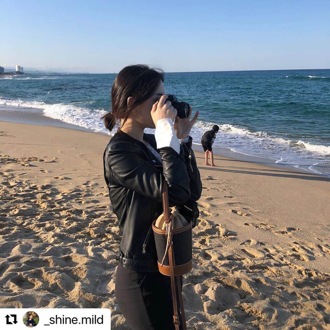 DAKS Koreaさんのインスタグラム写真 - (DAKS KoreaInstagram)「#Repost @_shine.mild with @make_repost ・・・ 필카감성은 처음인데 진짜좋다📷 #제품협찬#닥스가방#세인트바넷  _ #DCBA0F861W3  _ #닥스 #닥스코리아 #닥스악세서리 #닥스액세서리 #DAKS #DAKSACCESSORIES #Lfmall  #크로스백 #여자가방 #여성크로스백 #가방선물 #SAINTBARNET #대학생선물추천 #선물추천 #데일리룩 #대학생가방 #직장인가방 #ootd #accessories #daily #fashion #오오티디 #가을코디 #여자선물추천 #핸드백」10月14日 14時43分 - dakskorea_accessories