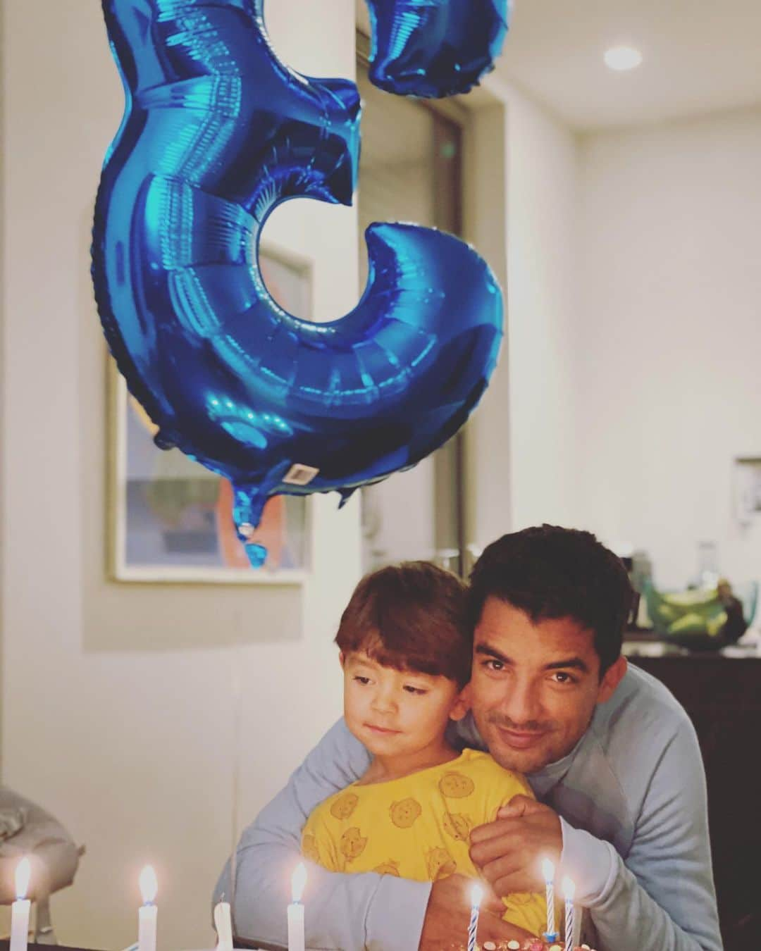 サミ・アラギのインスタグラム：「Happy Birthday mein kleiner Mann . Already 3 years 😅❤️🤗」