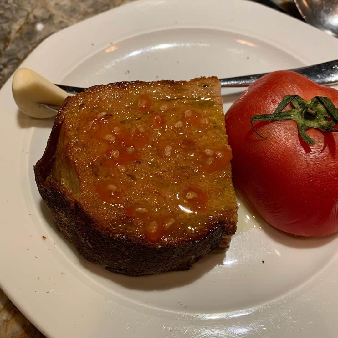 ワン・ビンナさんのインスタグラム写真 - (ワン・ビンナInstagram)「하나하나 다 맛있는 #부첼리하우스 저는 특히나 빵위에 생마늘과 토마토를 긁어주고 올리브오일을 듬뿍뿌려먹는 #판콘토마테🥖🍅 가 인상깊었어요😋」10月14日 14時57分 - bitnawang
