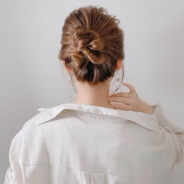 のインスタグラム：「【ボリューム感を出したい時におすすめなお団子アレンジ✨】  今回ご紹介させて頂くのは　 @asumi_selfhair さんの投稿です! 素敵な投稿ありがとうございます！✨  以下投稿より —————————————————————  毛量多い方や お団子部分を引き出さずに ボリューム感を出したい時に おすすめなお団子アレンジで🌻す！ . 今までやったことなくて できるだけ簡単にできる お団子アレンジないかなぁと 考えていたらふと思いつきました😭 崩れにくくて気に入ってます！♡ .  —————————————————————  ✼••┈┈••✼••┈┈••✼••┈┈••✼••┈┈••✼⠀ 【aNdDヘアカタログ】では、ヘアスタイルやヘアアレンジ、メイクでかわいく・きれいになるための情報をお届けしていきます✨  ✼••┈┈••✼••┈┈••✼••┈┈••✼••┈┈••✼⠀  #ヘアアレンジ#セルフアレンジ #セルフヘアアレンジ#簡単アレンジ #簡単ヘアアレンジ #ヘアメイク #メイク#ヘアスタイル #お団子#お団子アレンジ #お団子ヘア #ヘアアレンジ動画 #カジュアル#カジュアルコーデ #シンプル#シンプルコーデ #ヘアカタログ #aNdDヘアカタログ #アンドディーヘアカタログ #aNdD#aNdDシェアサロン #アンドディーシェアサロン」