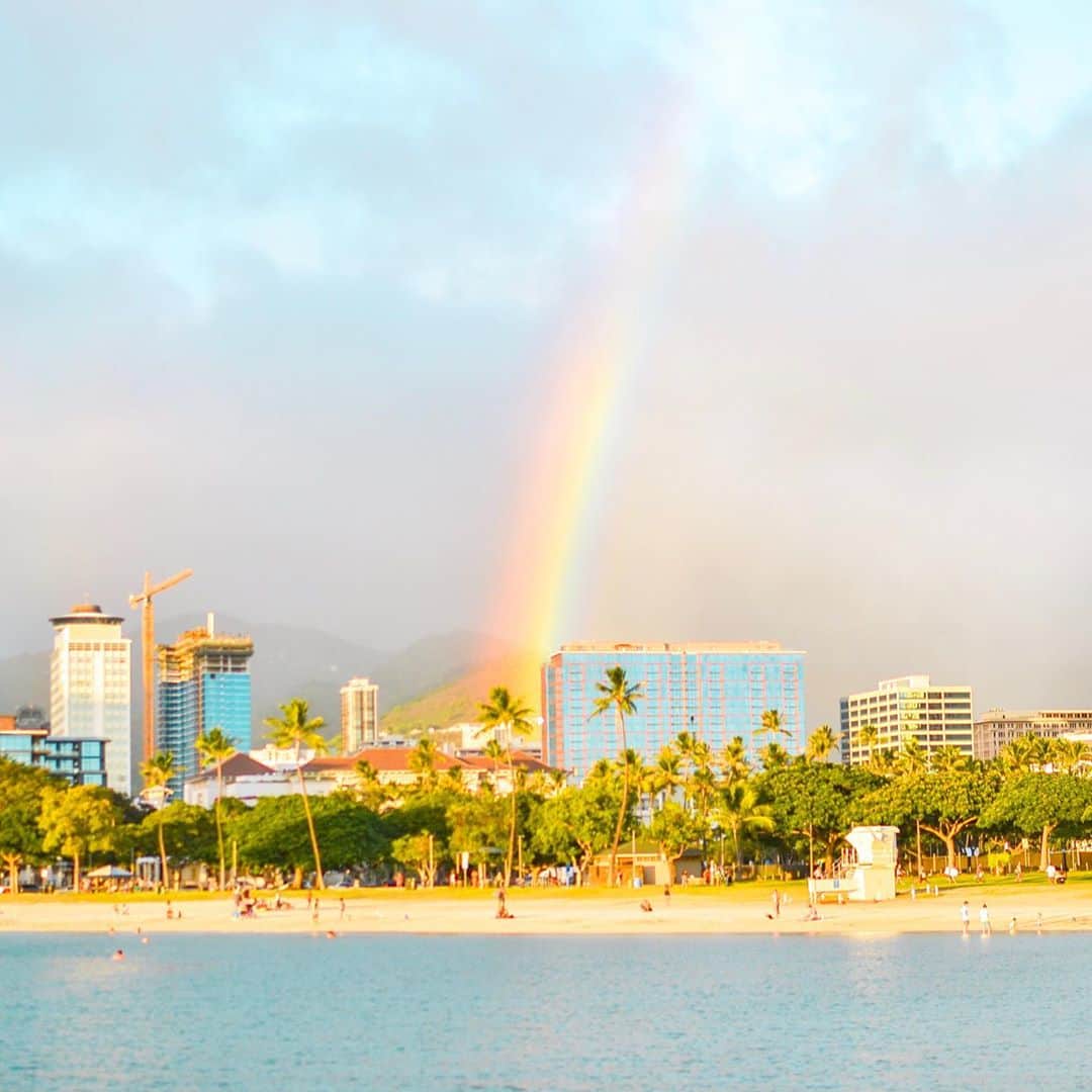 Aloha Street アロハストリートさんのインスタグラム写真 - (Aloha Street アロハストリートInstagram)「マジックアイランドからアラモアナビーチをボーッと眺めていたら、空に虹が！🌈(ユウリ)  #ハワイ」10月14日 14時59分 - alohastreetcom_hawaii