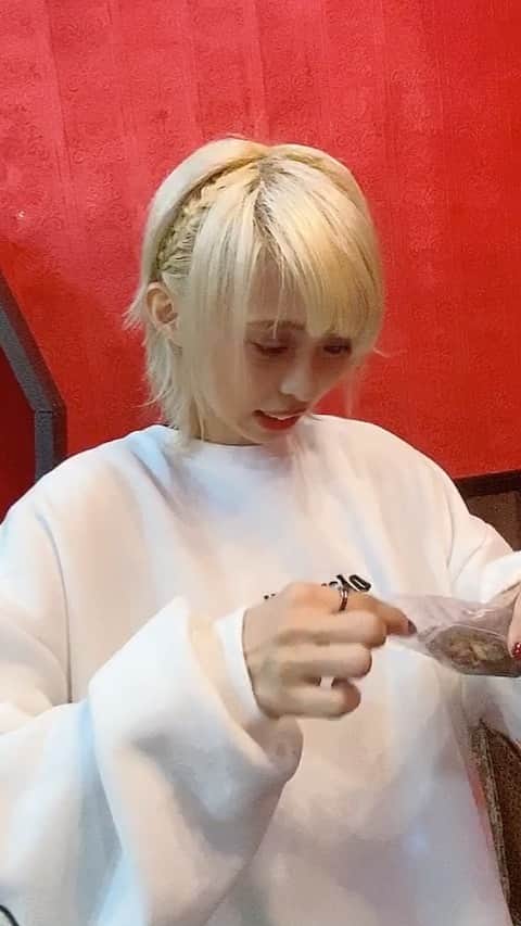 菅沼千紗のインスタグラム：「【虫苦手な人注意してね！！】 まりこの食レポ、、、、  #イイオワ」