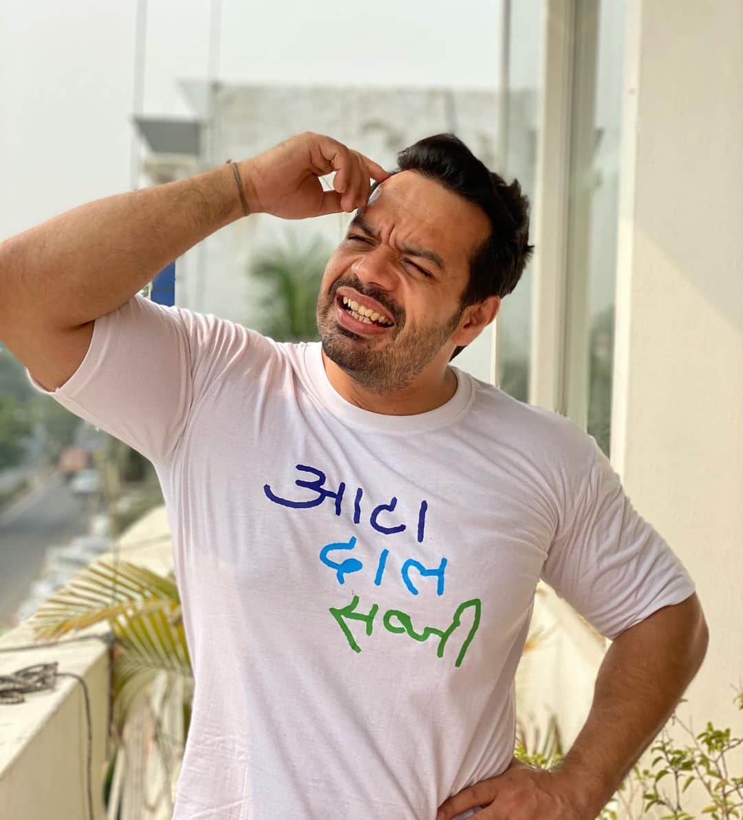 Gaurav Tanejaのインスタグラム：「Sooch raha hoon aaj lunch mein kya banaya jaaye ?  #Aata #daal #Sabzi  Thanks Kapil n Kukdeep for the tshirt  . #Flyingbeast」