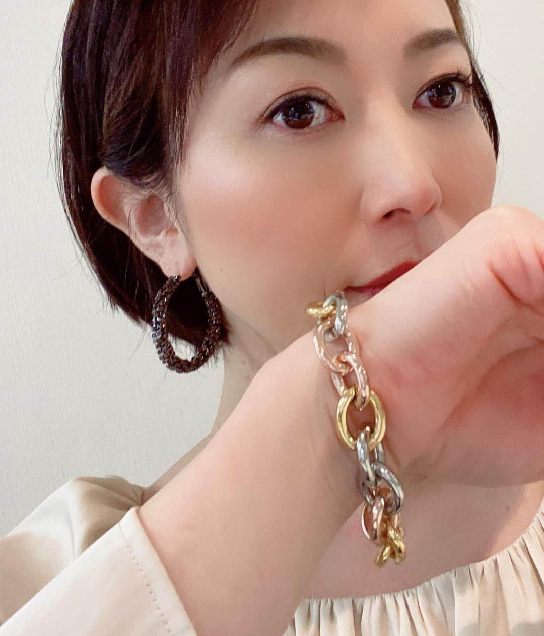 田中雅美さんのインスタグラム写真 - (田中雅美Instagram)「今日のテレビ朝日「グッドモーニング」の衣装はこちらでした〜  ・ ・  ワンピース @arobe_official  アクセサリー @abiste_official  シューズ @dianashoespress  ・ ・ #テレビ朝日 #グッドモーニング #衣装 #息子がヘルパンギーナ #朝からバタバタした #1日長め #昼過ぎにはヘトヘト なのに #新しい調理器具 #取扱説明書読むの苦手 #ゆーちゅーぶで検索 #わからん #結局適当 #果たして美味しく出来るのか」10月14日 15時22分 - tanakamasami_official