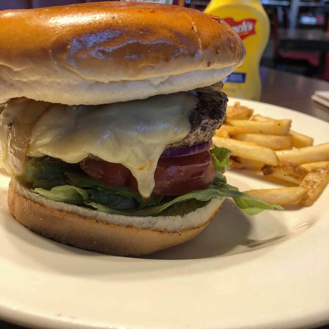 中西香菜さんのインスタグラム写真 - (中西香菜Instagram)「﻿ ﻿ 🍔ハンバーガー🍔﻿ ・﻿ ♡﻿ ・﻿ フライデーズのハンバーガーの﻿ お肉の味がとっても好きなんです🥺﻿ しっかりしていて、﻿ ぼりゅーみーで最高🐄﻿ ・﻿ ♡﻿ ・﻿ ♡﻿ ・﻿ #ハンバーガー﻿ #チーズバーガー﻿ #食べスタグラム﻿ #フライデーズ ﻿ #カフェ﻿﻿ #ハンバーガー巡り  #東京グルメ #ハンバーガー部  #グルメ  #グルメ好きな人と繋がりたい  #グルメ女子  #グルメ巡り  #グルメ旅  #中西香菜﻿」10月14日 15時14分 - nakanishi_kana_