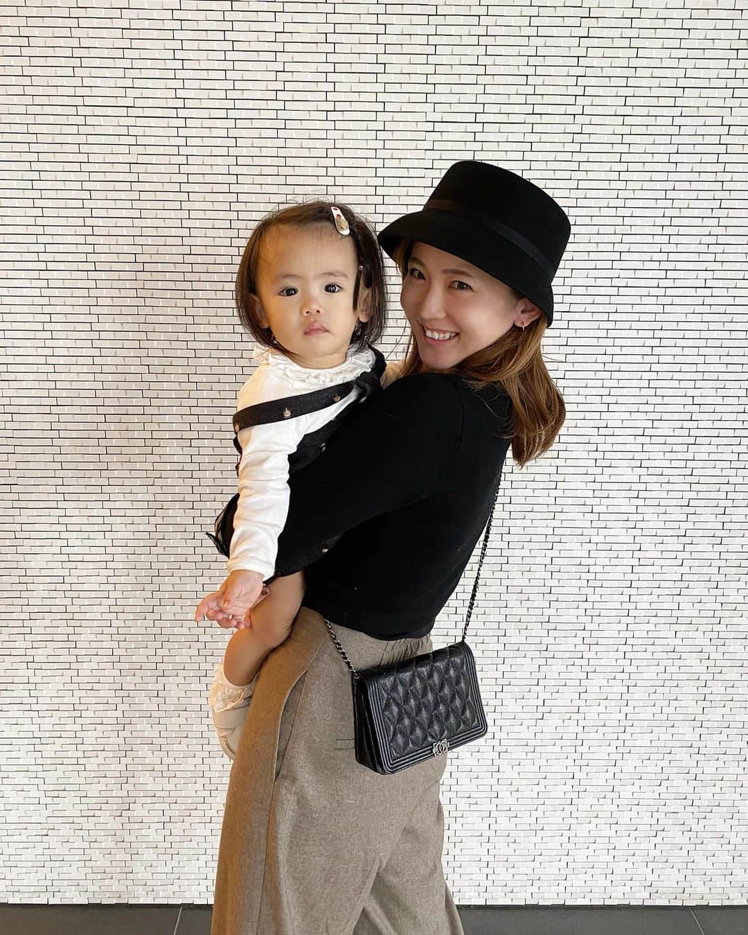 姫野れみのインスタグラム：「一緒にオシャレしてランチへ🍽🕊 新作のカサブランカ帽とってもお気に入り🎩♪ @ca4la_official  #1st #baby #girl #babygirl #14months #babyfashion #baby #ca4la #burberry #petitbateau #chanel #frayid #familiar  #1歳 #14ヶ月 #ベビー #赤ちゃん #女の子ベビー #女の子 #ベビフル #ベビモ #ベビーフォト #カシラ #バーバリー #プチバトー #ファミリア #シャネル #赤ちゃんのいる生活 #べびすたぐらむ #親子ショット」
