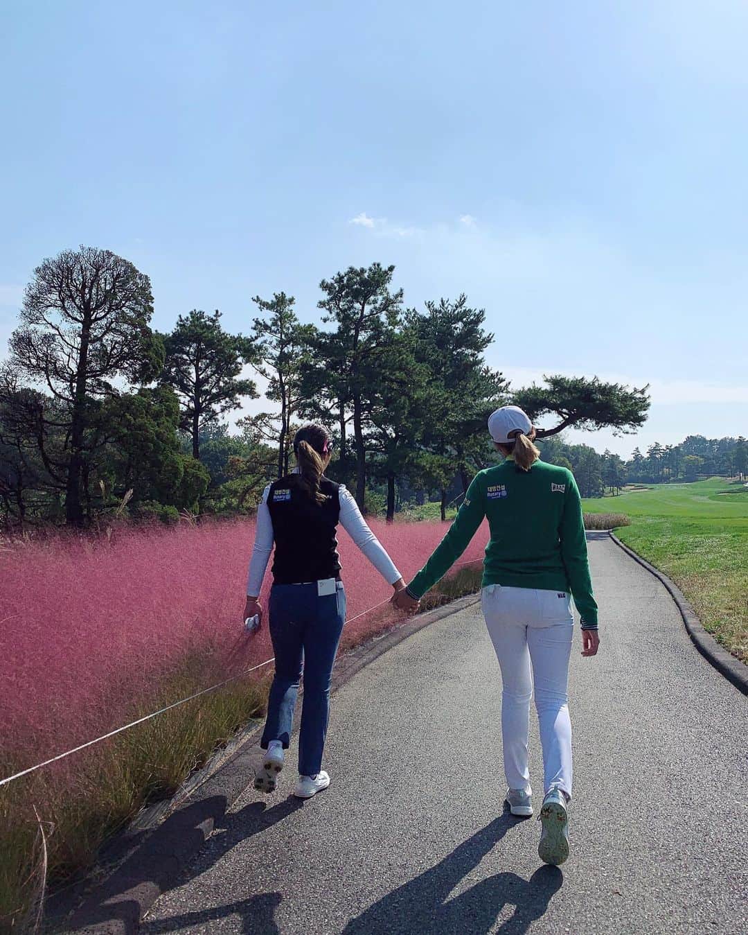 ハー・ミジョンのインスタグラム：「이번주도 귀여운 6와 함께👭 귀엽지만 우리는 특대🙈 #핑크뮬리 #손에손잡고」