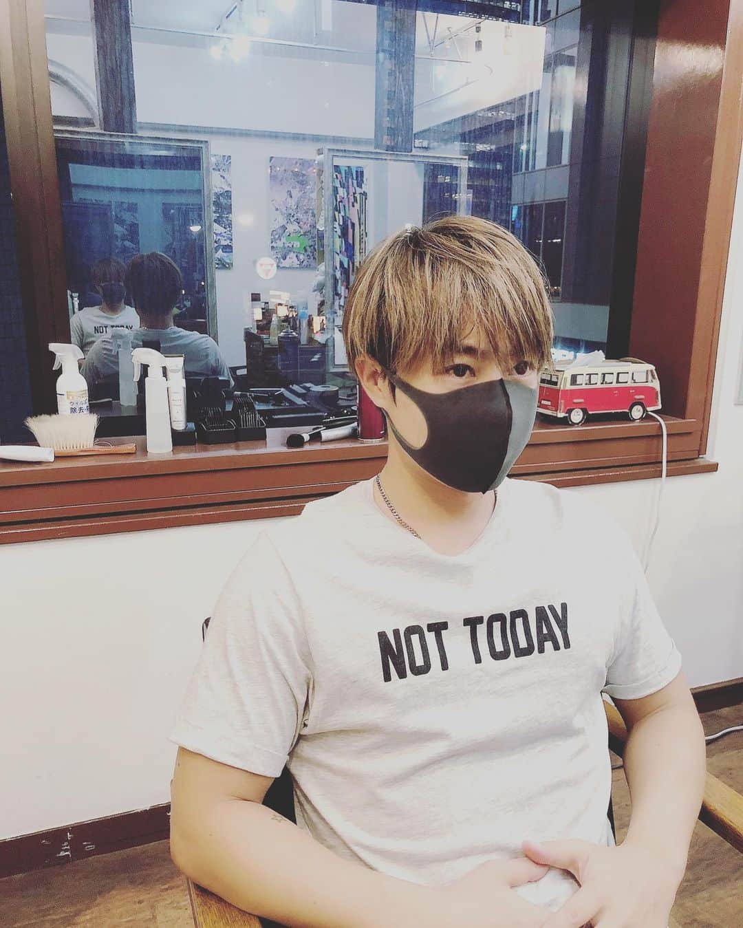 濱本和真のインスタグラム：「20年近くの付き合いになる友達の美容室　に先日行ってきました  今回もしっかりトリートメントしてもらってサラサラ復活😏 オーナーのゆみたかがヘアケアオタクだから、髪質だったり、その時の傷み具合に合わせてトリートメントをどれにするか丁寧に考えてくれるからお任せで信用できる。  やってもらってる間もしょうもない話で笑えていい時間でした😊  インスタ見てくれてる人達になんかサービスしてよって言って、20%オフをもぎ取ってきたからこのタイミングに是非みんなもサラサラヘアーを体験してみて笑  ひとりでやってるサロンやからプライベートサロン気分で使えるからオススメです👍  気になる人は @one.eleven1.11 にDMして相談してみてね🙆🏼‍♂️」