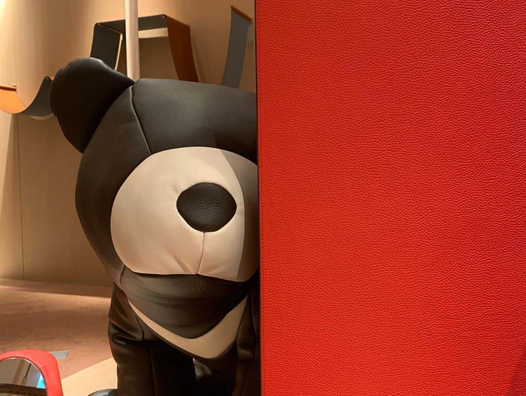 Vogue Taiwan Officialさんのインスタグラム写真 - (Vogue Taiwan OfficialInstagram)「#VogueFashionNow 愛馬仕真的創意無極限！這次來台展出的 Petit H 系列，依舊能看到許多工匠們天馬行空的趣味設計，另外還有一比一大型皮革台灣黑熊玩偶，擺在家裡也太威了吧！  @hermes #petith #愛馬仕 🖋 #910」10月14日 15時30分 - voguetaiwan