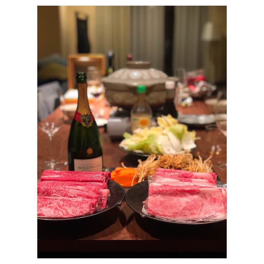 高田汐美さんのインスタグラム写真 - (高田汐美Instagram)「やっぱ冬は鍋だよね〜 美味しいものは年中無休で食べたーい🐷❤︎ @ueharameat  私の家の近くにもできないかなあ　コロッケ美味しいらしいよ何回も行ったのにまだ食べたことない🐷 内ももが好き  #鍋  #冬支度　#しゃぶしゃぶ」10月14日 15時24分 - shiominniee