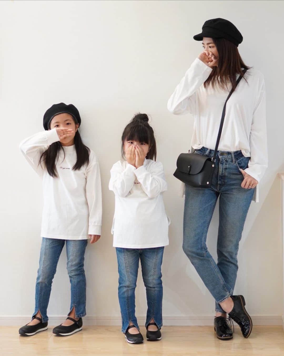 のインスタグラム：「こんにちは🌞  久しぶりの親子コーデ！  靴も秋らしくしてみたよ✨  あたしのも小春たちが履いているのもアシックスとファミリアのコラボシューズ♥️  ローファーなんだけど、踵が痛くならないように配慮して作ってあったり子供が履きやすい作りのローファーになってる！  来月親戚の結婚式があるから、その時にも使えそう🥰  フォーマルシューズなのに、スニーカーみたいな履き心地でカジュアルにも合わせやすいからオススメだよ✨  #PR #アシックス #asics #ファミリア #familiar #myfirstfamiliar #子ども靴 #キッズシューズ @asics_kids_japan @familiar_official」
