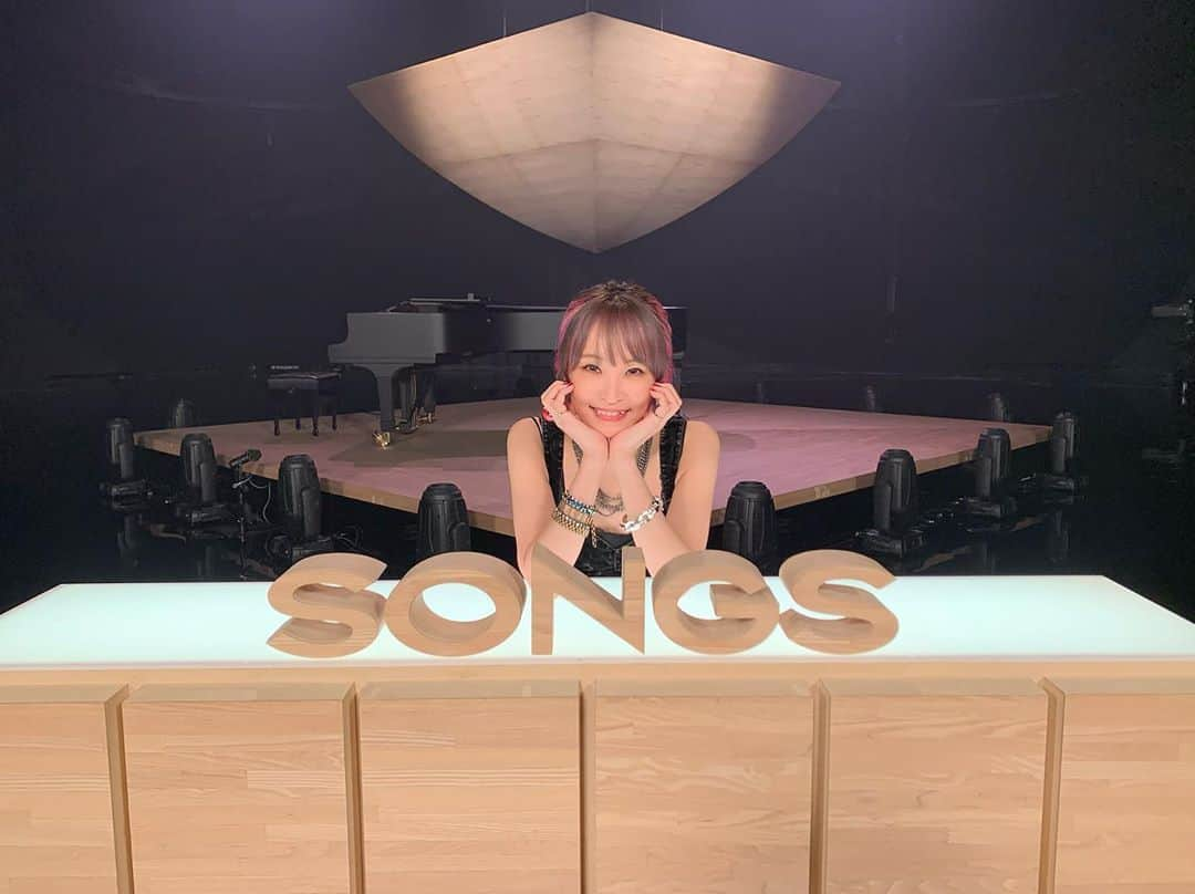 LiSAさんのインスタグラム写真 - (LiSAInstagram)「24日NHK「SONGS」様にて、特集していただきます。そして、 紅蓮華、Catch  the Momentに加えて、なんと、梶浦さんと対面で「炎」を歌わせていただきます。  特別な放送を絶対にお見逃しなく！  RT 【TV】10/24（土）23:00-23:30にNHKで放送の番組「SONGS」にて、LiSAの特集を放送決定！是非チェックしてください！お楽しみに！ nhk.or.jp/music/songs/ #LiSA #NHK #SONGS  深夜  今や社会現象とも言える国民的ヒットアニメ「鬼滅の刃」に主題歌「紅蓮華」を提供し大ブレイクを果たしたLiSAがSONGSに出演。去年の紅白歌合戦に初出場しその圧倒的な歌声を全国に届けた。今回、番組責任者大泉洋が対談でLiSAの知られざる素顔に迫る。対談ではゲストとしてLiSAの中学時代の恩師やインディーズ時代のバンド仲間、さらにブレイク前から彼女の魅力を熱く語ってきた古坂大魔王がリモート出演。LiSAの意外な素顔を明らかにしていく。また劇場版「鬼滅の刃」無限列車編の主題歌「炎」をSONGSのみの特別版として、楽曲を手がけた音楽家・梶浦由記のピアノとLiSAだけによるスペシャルコラボで届ける！  LiSAが歌うTVアニメ「鬼滅の刃」の主題歌「紅蓮華」はストリーミング再生１億回を突破するなど今や国民的なメガヒットとなった。去年の紅白歌合戦にはその「紅蓮華」で初出場。アニソンファン以外にもその歌の力強さを印象づけた。今回のSONGSは、トップシンガーとなったLiSAの知られざる素顔に迫っていく。  責任者大泉との対談では３人のゲストがリモート出演。LiSAが「人生を変えてくれた」と慕う中学３年当時の担任の先生。リモートでつながり恩師の姿を見た瞬間、LiSAの目には涙が。。。一体LiSAと先生の間に何があったのか？責任者大泉も思わずもらい泣き？？？そしてインディーズ時代に組んでいたバンド「CHUCKY」のメンバーが登場。これまで解散以降一度も再生したことがなかったというバンドの激レア映像を前に動揺を隠せないLiSA。さらにLiSAのファンであり先輩としてその活動を長く見守ってきた古坂大魔王が出演。LiSAの唯一無二の魅力をアツく語る。  今回番組ではLiSAの代表曲とも言える３曲を披露する。大ヒット曲「紅蓮華」、LiSAのアンセムともいえる楽曲「Catch the Moment」。さらに劇場版「鬼滅の刃」無限列車編の主題歌「炎」は、数々のアニメの音楽を手がけ「アニソン界のカリスマ」と呼ばれる梶浦由記とLiSAが二人だけのコラボで届ける。スタジオ中が緊張で張り詰めた貴重なセッションは必見だ！」10月14日 15時28分 - xlisa_olivex