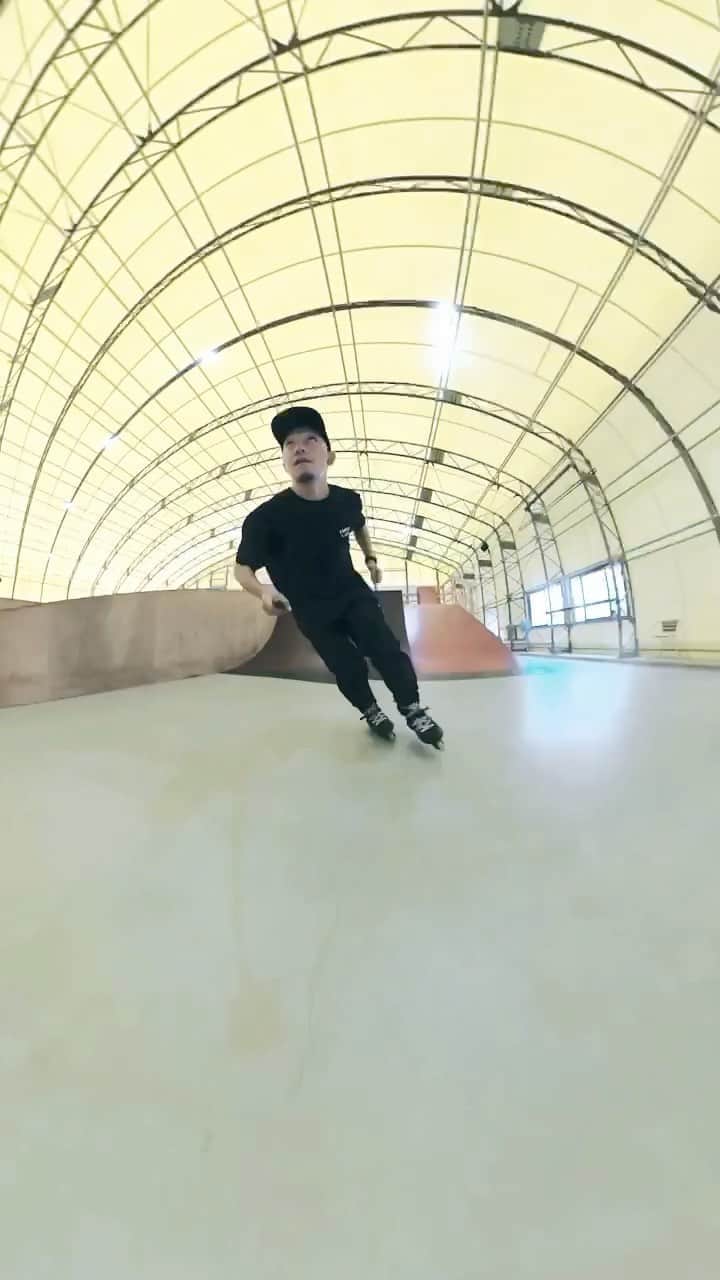 のインスタグラム：「Cruising at @higashishizuokaartsports !! 路面もセクションも綺麗なので気持ちよく滑られるスケートパーク！ 🎥 #gopromax . @usdskates  @goodskates_inc  @canamonroad_japan  @lzbn_official  @papasu1048  @goprojp  #usdskates #usdaeon #goodskates #LZBN #gopro #goprojp #rollerblading #inlineskate #rollerfreestyle #takeshiyasutoko #インラインスケート #ローラーブレード #安床武士」