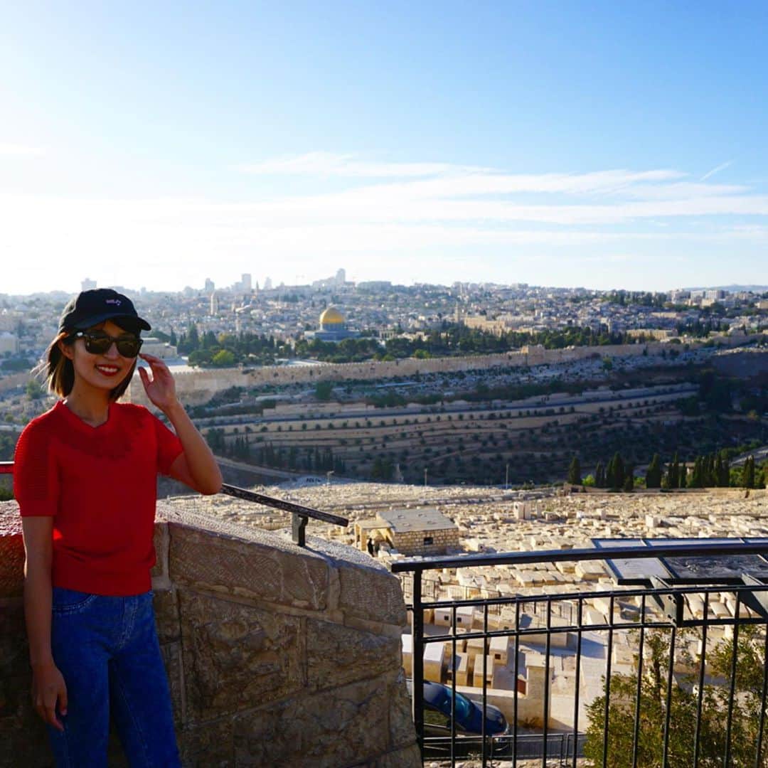 新田朝子さんのインスタグラム写真 - (新田朝子Instagram)「エルサレムの旧市街地を一望できる場所。旧市街には、ユダヤ教、キリスト教、イスラム教の３つの宗教の聖地とされる場所があります。 . かつてユダヤ教の神殿があったとされ、その神殿を囲む外壁が一部、今も残っていて、それがあの有名な「嘆きの壁」です。 . 私はまだ一度しか旧市街の中には入ったことがなく、現在はロックダウンのため入ることはできないのですが、、状況が落ち着いたら聖地を堪能したいと思います☺️✨ . #jerusalem #oldcity #israel #イスラエル #エルサレム #イスラエル在住 #エルサレム在住 #旧市街 #中東 #中東在住 #海外在住 #旅行好きな人と繋がりたい #写真好きな人と繋がりたい #フリーアナウンサー #ホリプロアナウンス室 #ニュース#ラジオ #リポーター #リモートワーク #新田朝子#ブログ更新 #Ameba #youtube」10月14日 15時35分 - asako.nitta