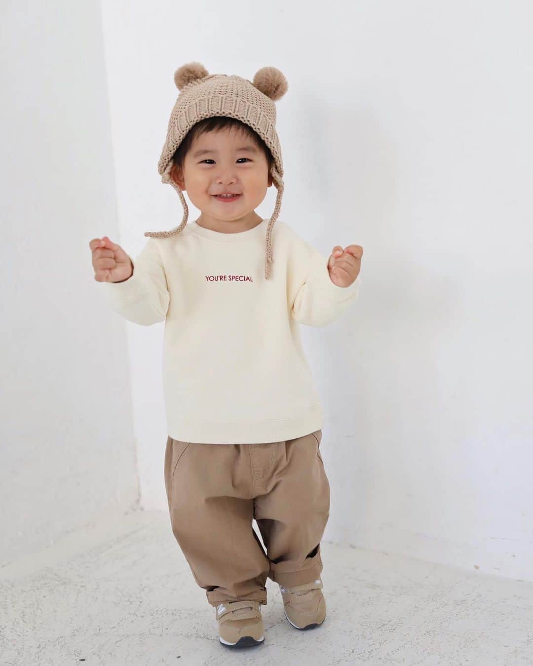 ソンイのインスタグラム：「この息子の写真がとにかくお気に入りすぎて、今の待ち受け画面🥺🌼 パパはSWU撮影オフショのこの写真たちでLINEスタンプ制作中🤣笑  いよいよ @swu__official 第一弾商品の受注が本日14日の23時59分で終了します😌  たくさんのご購入を本当にありがとうございました😭🙏🏻  ご購入くださった皆様からの報告メッセージや SWUを身につけて特別なお出かけをするご予定など聞いて、 お客様の大切な思い出の中にSWUの商品が寄り添い 思い出の1つになっている事を思うと、とっても幸せです😢💕 早く皆様の着用写真を見たいな🥰  第一弾商品、再販はなく今回の受注期間が終わるともう手に入らないアイテムです🌈 ご購入者全員がご参加できる特典のオンラインイベントも開催します✨ まだオーダー間に合うので是非ご検討お願いいたします😌🧡 今夜またインスタライブ21時〜する予定です❤️  #1歳6ヶ月 #男の子ベビー #男の子コーデ」