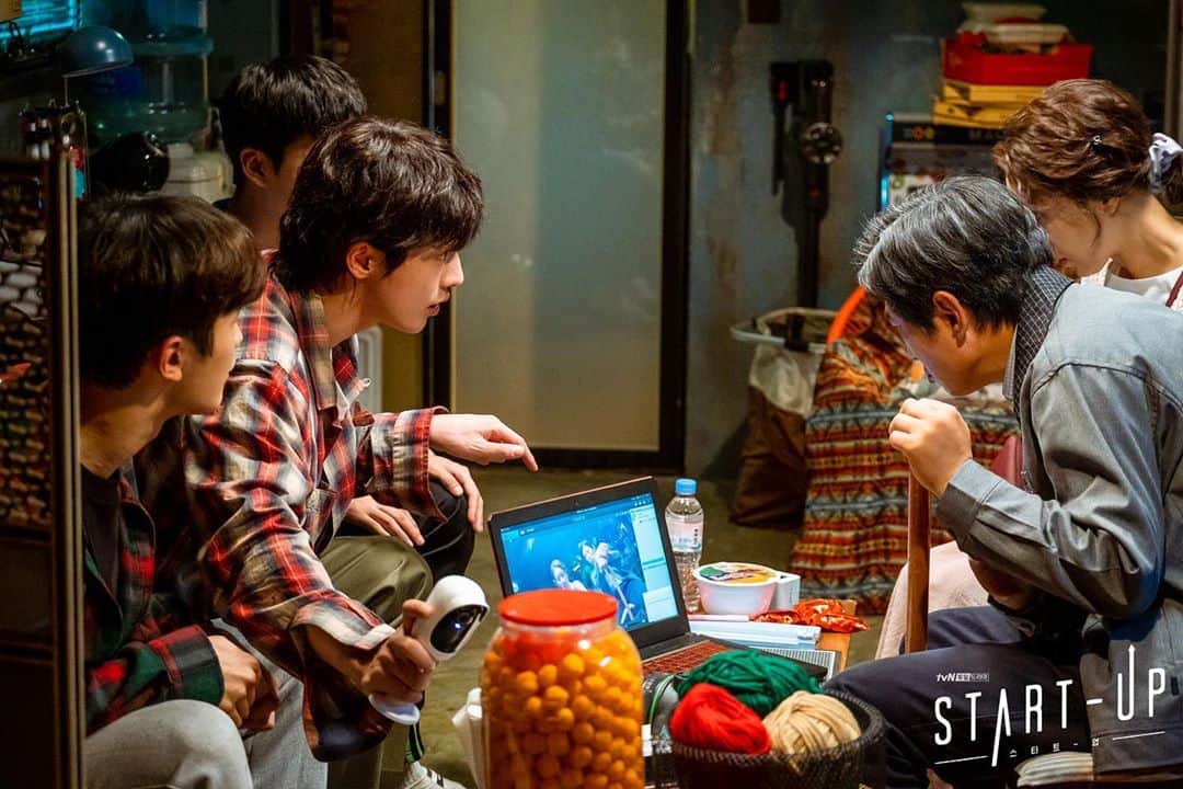 tvN DRAMA【韓国】さんのインスタグラム写真 - (tvN DRAMA【韓国】Instagram)「우리 삼산이들 왜 때문에 쭈굴쭈굴? (ft. 분노 폭발 김원해)   10월 17일 [토] 밤 9시 첫 방송⠀ #청춘코딩로맨스 #스타트업 #tvN #토일드라마  #배수지 #남주혁 #김선호 #강한나」10月14日 15時48分 - tvn_drama