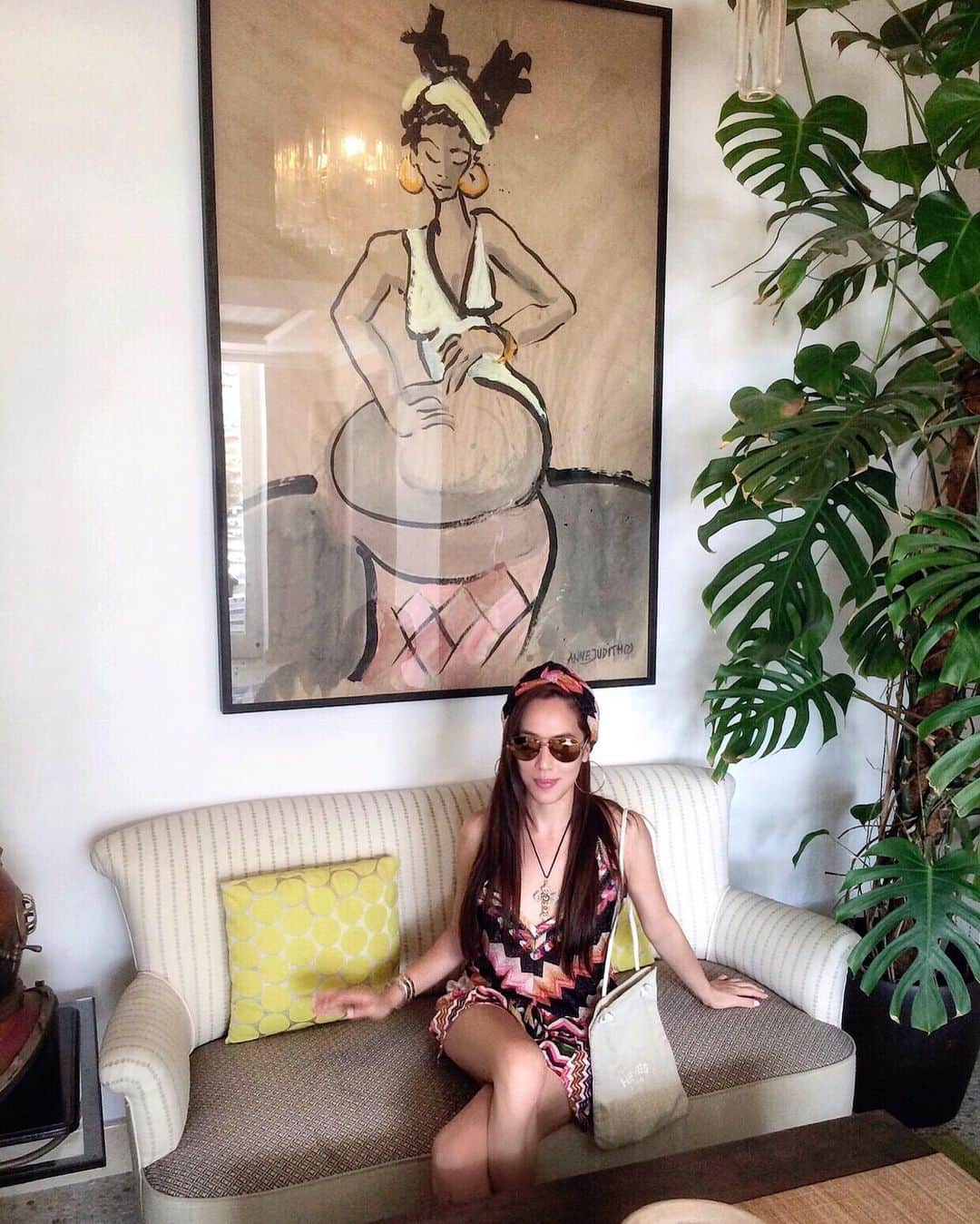アリッサのインスタグラム：「back then when i used to travel & bother dressin up... feels like forever ago. me: “does ‘forever ago’ even sound right?” @victoria.peyser: “I dunno but it sounds cute” 🙄 x」