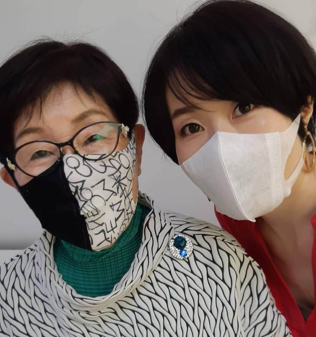 小林ひろ美のインスタグラム：「… 親子での撮影をして頂きました。 『近くに寄って目を合わせて下さい』と 指示されると、いきなり恥ずかしがって目を合わせなくなる母😅 今日も有意義な撮影でした❤️ ※ #撮影 #クロワッサン」
