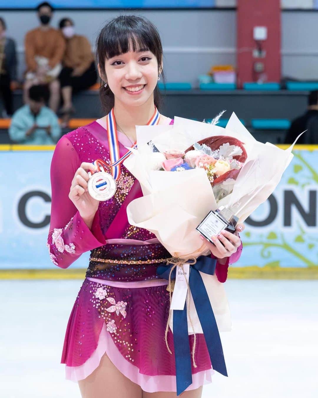 シータ・ラムサムのインスタグラム：「More photos of my gumlung jai ❤️  So many memories in one evening 🌃 Too many photos to share ☺️  Also swipe to the last video for the public favorite! 🐶  📸: @dang_eos   #2020thailandnationalfigureskatingchampionship」