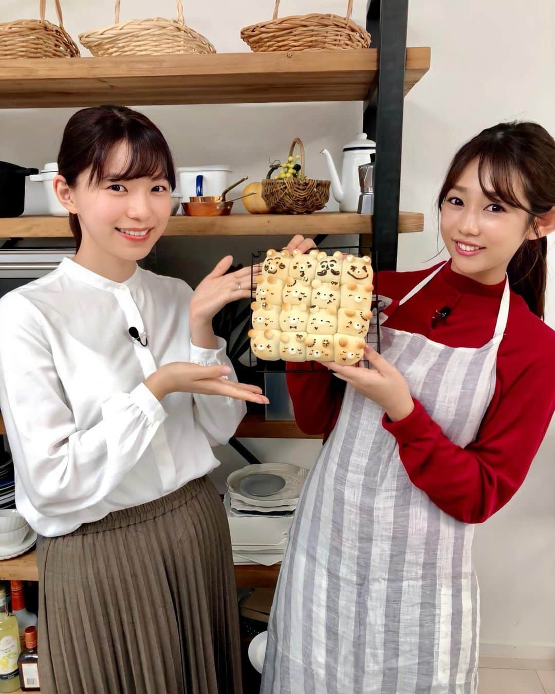 のインスタグラム：「とっても簡単！﻿ 「クマさんちぎりパン🐻」﻿ を作りました〜！！﻿ ﻿ ﻿ Cottaさんの手作りパンキットが﻿ レシピ動画を見ながら簡単に﻿ 作れちゃいます🥺✨﻿ ﻿ しかもなんと！今なら﻿ 1万名様に無料でパンキットが﻿ 当たります〜！﻿ 美味しい可愛い〜！﻿ ちぎりパン🍞を﻿ 一緒に作りましょう〜！！﻿ ﻿ ﻿ そして、、、嬉しいことに…﻿ この日はなんと！ずっと前から﻿ お料理を教えて下さっていた﻿ ウメちゃん❤️がたまたまバゲットで共演！﻿ ウメちゃんファンのみなさんは﻿ このお写真を見て、あれ！？と﻿ 思われたのではないでしょうか！﻿ ﻿ ﻿ 4年くらい前に一緒に﻿ ライブ配信をしてたな〜☺️﻿ 会えて嬉しかった！！相変わらず﻿ とてつもない可愛いさでした！﻿ ﻿ 衣装は〜﻿ 上下ともに、﻿ ルミノーゾコムサ(@luminosocommeca_official ) になります！𓂃◌𓂂 ﻿ ﻿ ﻿ #日テレ﻿ #バゲット﻿ #cotta﻿ ﻿」