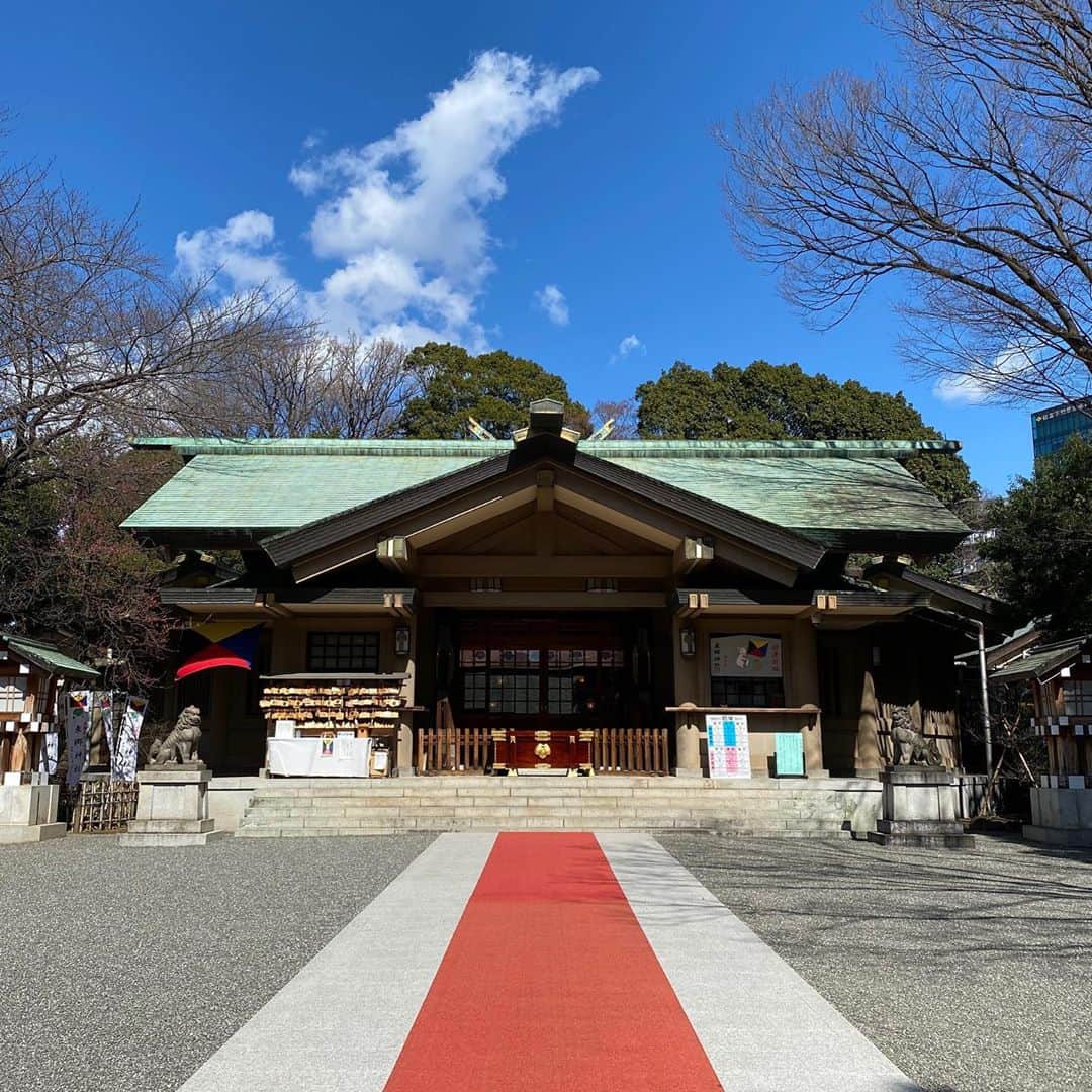 武藤乃子のインスタグラム：「⛩ 「勝利の神」を拝みに行った日。 勝負の神と迷って、勝利の神のもとへ行ったのでした。  とは言え…何に勝ちたいの？ってことなんだけれど。笑  #東郷神社  #勝利の神様  #勝運  #時差投稿  #8ヶ月前」