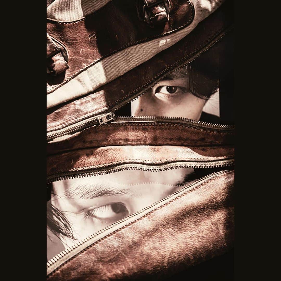 磯村勇斗のインスタグラム：「. 本日発売  作品集 「zoomSESSION」  是非楽しんで下さい！  #zoomSESSION #HAYATOxHAYATO #荒木勇人　さん @arakihayato.photographer」
