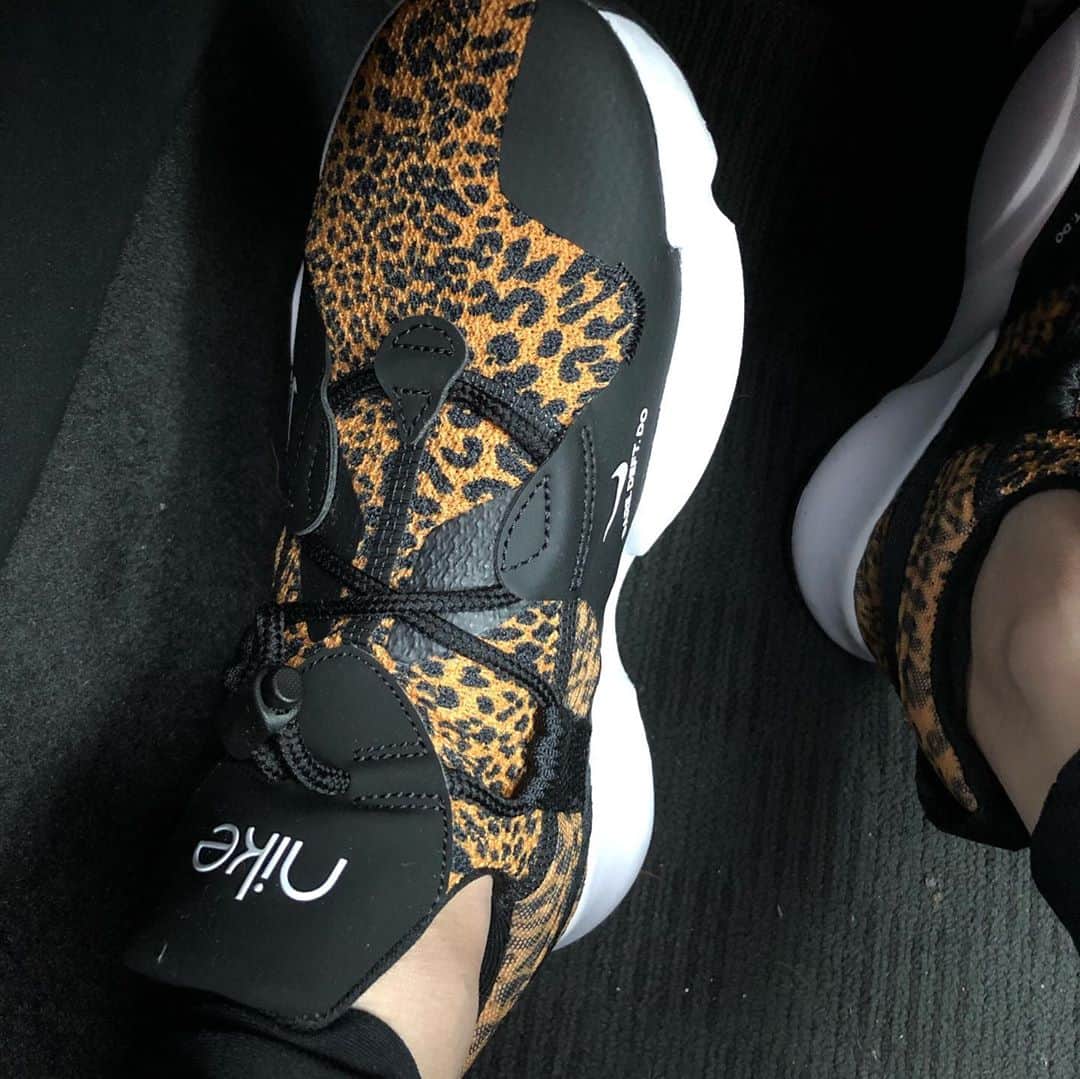 のインスタグラム：「@niketokyo 履きやすく、コーディネートにも使いやすい👍✨脱ぎ着も楽💛  #bankertokyo #ymdoshop #kariang #tokyo #denim #japanmade #カリアング#レディスウェア#今日のコーデ#カットソー#コーディネート#森本容子#キッズウエア #マタニティウエア #マタニティ#マタニティコーデ #がんばれ高齢出産 #fashion #yocomorimoto  #1歳 #40代　#kmrii @kmrii_online @kmrii_official」