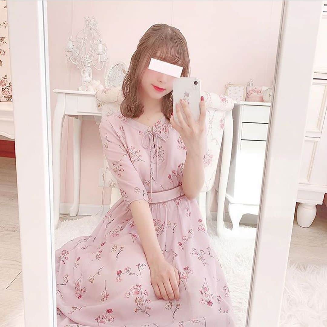 LAISSE PASSEさんのインスタグラム写真 - (LAISSE PASSEInstagram)「皆様の投稿をご紹介させていただきます☺️  ・・・  @chiiiiina_24 さん💕  ・・・  #Repost @chiiiiina_24 with @get_repost ・・・ .﻿ ˳◌* ┈ ┈ ┈ ┈ ┈ ┈ ┈ ┈ ┈ ┈ ┈ ┈ ┈ ┈ ┈ ┈*◌˳﻿ ﻿ ﻿ ♡☑ワンピース>> @laisse_passe ﻿ ﻿ ﻿ ˳◌* ┈ ┈ ┈ ┈ ┈ ┈ ┈ ┈ ┈ ┈ ┈ ┈ ┈ ┈ ┈ ┈*◌˳﻿ ﻿ ﻿ ﻿ @laisse_passe の展示会でオーダーした秋ワンピースが届きました(*ᴗˬᴗ)✨﻿ ﻿ ﻿ くすみピンクの花柄ワンピース♡♡﻿ ﻿ ﻿ ふんわり揺れるシルエットがとっても綺麗です。﻿ 胸元のリボンの飾りも可愛い(,,> <,,)💓﻿ ﻿ ﻿ ヘアは初めて波巻にしてみたけど、難しくて上手に出来なかったので、練習してみます！🥺💭﻿ ﻿ ﻿ ﻿ ┈ ┈ ┈ ┈ ┈ ┈ ┈ ┈ ┈ ┈ ┈ ┈ ┈ ┈ ┈ ┈ ┈༝༚༝༚♡﻿ ﻿  #laissepasse #laissepasseonlinestore #レッセパッセ #レッセパッセオンラインストア #秋ワンピース #花柄ワンピース #シフォンワンピース #デートコーデ #女子会コーデ #デートワンピ .﻿ ﻿ ┈ ┈ ┈ ┈ ┈ ┈ ┈ ┈ ┈ ┈ ┈ ┈ ┈ ┈ ┈ ┈ ┈༝༚༝༚♡」10月14日 15時57分 - laisse_passe