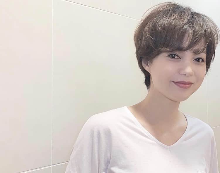 いかりさとみのインスタグラム：「髪の毛切ってもらいました。スッキリ！  #ショートヘア#ヘアカット #haircut #shorthairstyle」