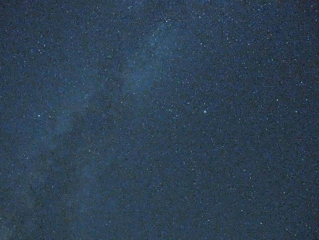 のインスタグラム：「昨日のホテル周辺の星空。美しいですね… 星空鑑賞会の期間外でも、天気と月の条件が良ければホテルとなりの渓流館駐車場、または焼山駐車場でバッチリ鑑賞できます！ 観賞オススメ場所はスタッフまでお問い合わせください✨ これからの季節はかなり寒いので、ぜひ暖かい格好でいってらっしゃいませ🌌  ※カメラ初心者スタッフ撮影。画質はお許しください…🙇‍♂️ . .  星空鑑賞会👉🏻 🌟期間:10月8日〜10月22日 🌟時間:①20:30〜/②21:00〜 🌟場所:ホテル周辺 🌟料金:無料 🌟定員:なし 🌟予約:不要 .  #星野リゾート奥入瀬渓流ホテル #星野リゾート #hoshinoresorts  #oirasekeiryuhotel  #奥入瀬渓流 #十和田八幡平国立公園 #oirasekeiryu #青森県 #十和田市 #aomori #towada #japan #星空鑑賞会」